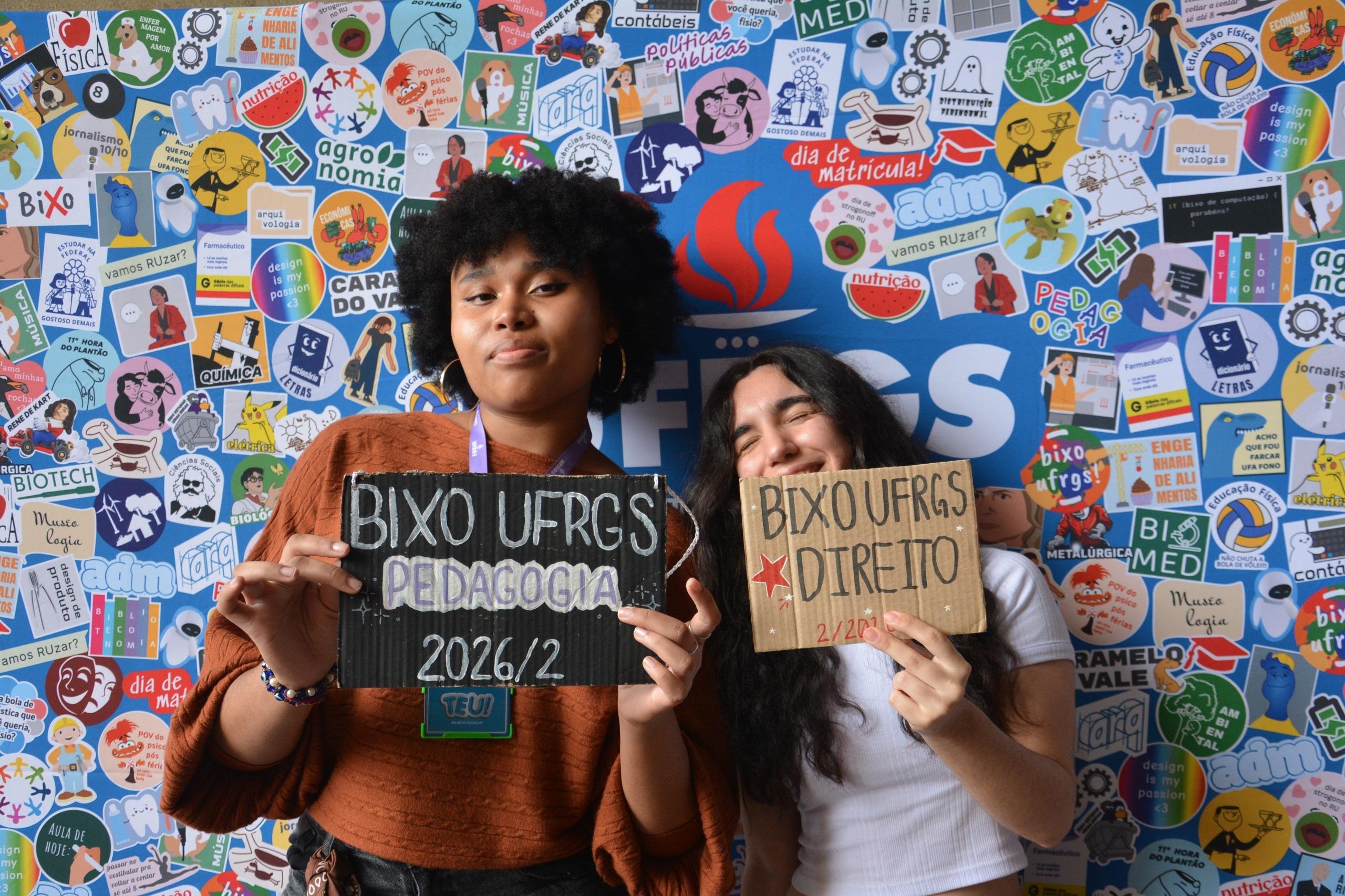 Amigas de 18 anos, Maria Clara Corr&ecirc;a e Lauren Ferreira celebram o in&iacute;cio da trajet&oacute;ria acad&ecirc;mica