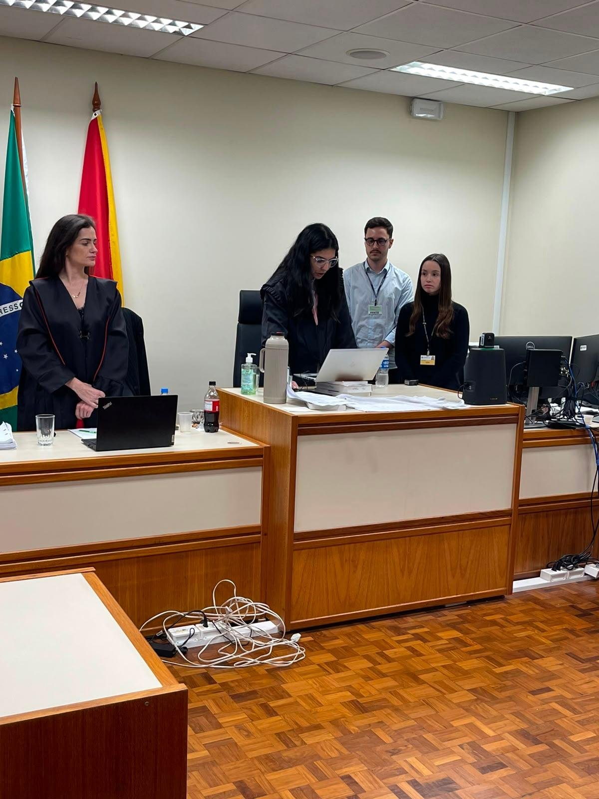 Ju&iacute;za de Direito Priscila Anadon Carvalho (C) realiza a leitura da senten&ccedil;a ao final de sess&atilde;o do Tribunal do J&uacute;ri, ap&oacute;s cerca de 10 horas de julgamento