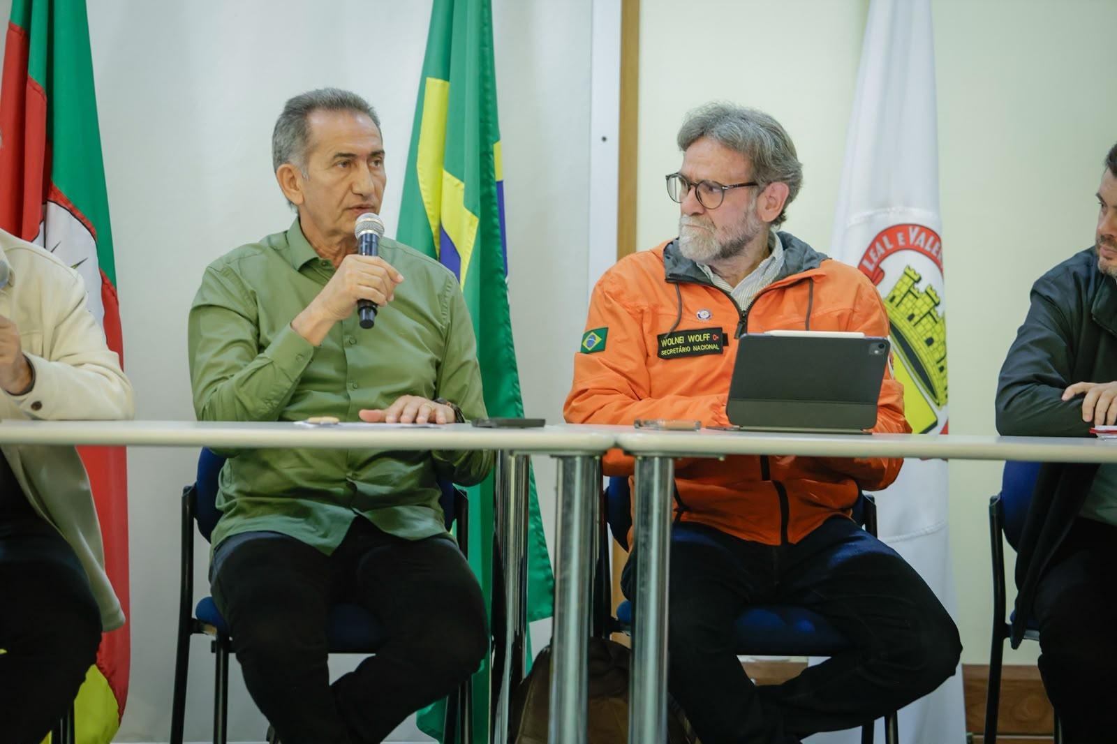 Ministro Waldez G&oacute;es (E) reuniu-se com prefeitos e vice-prefeitos, vereadores, secret&aacute;rios e presidentes de associa&ccedil;&otilde;es de munic&iacute;pios na Casa de Governo do Rio Grande do Sul. Ao lado, secret&aacute;rio nacional de Prote&ccedil;&atilde;o e Defesa Civil, Wolnei Wolff
