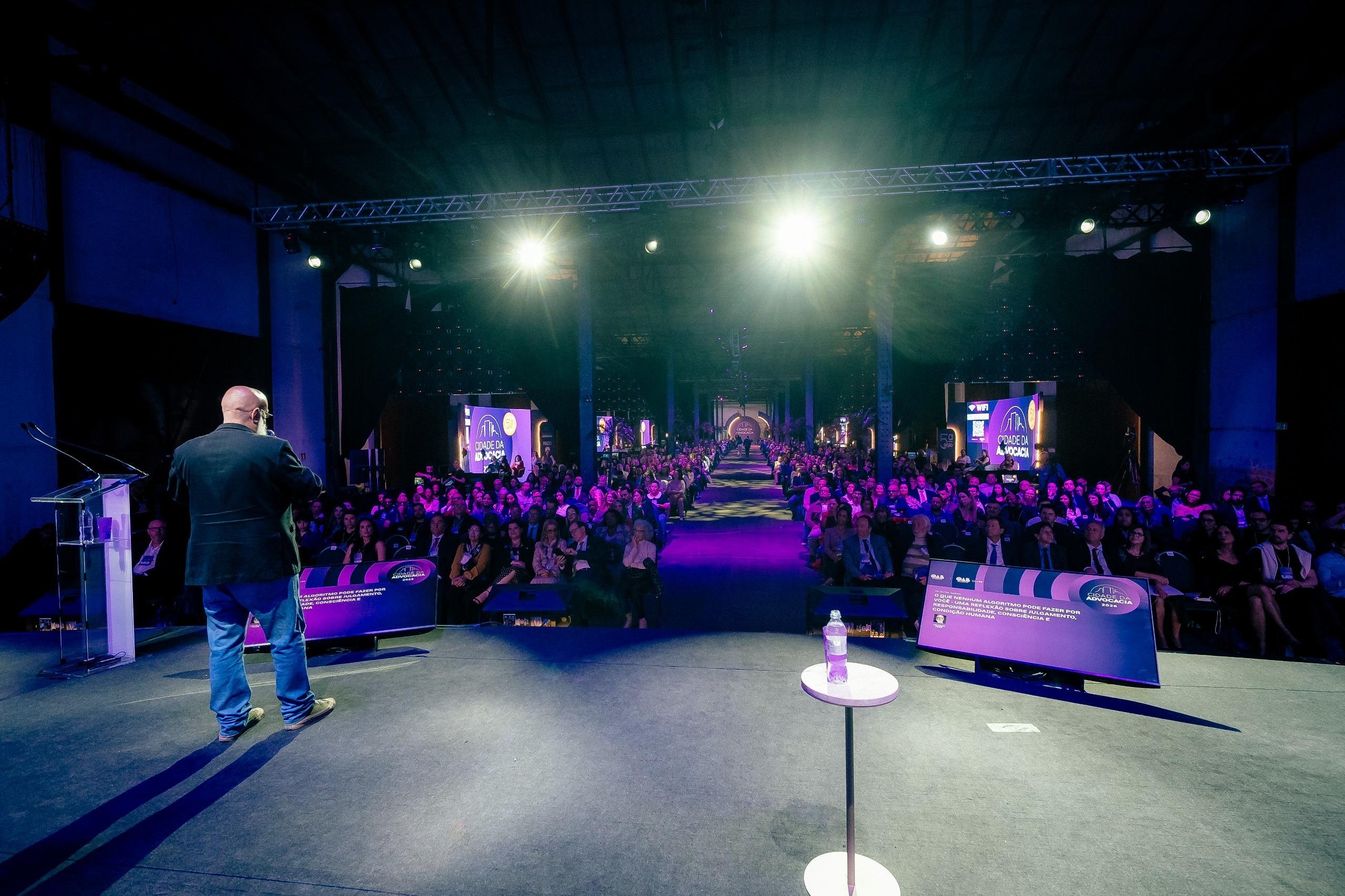 Centenas de pessoas acompanharam palestras no principal audit&oacute;rio do evento
