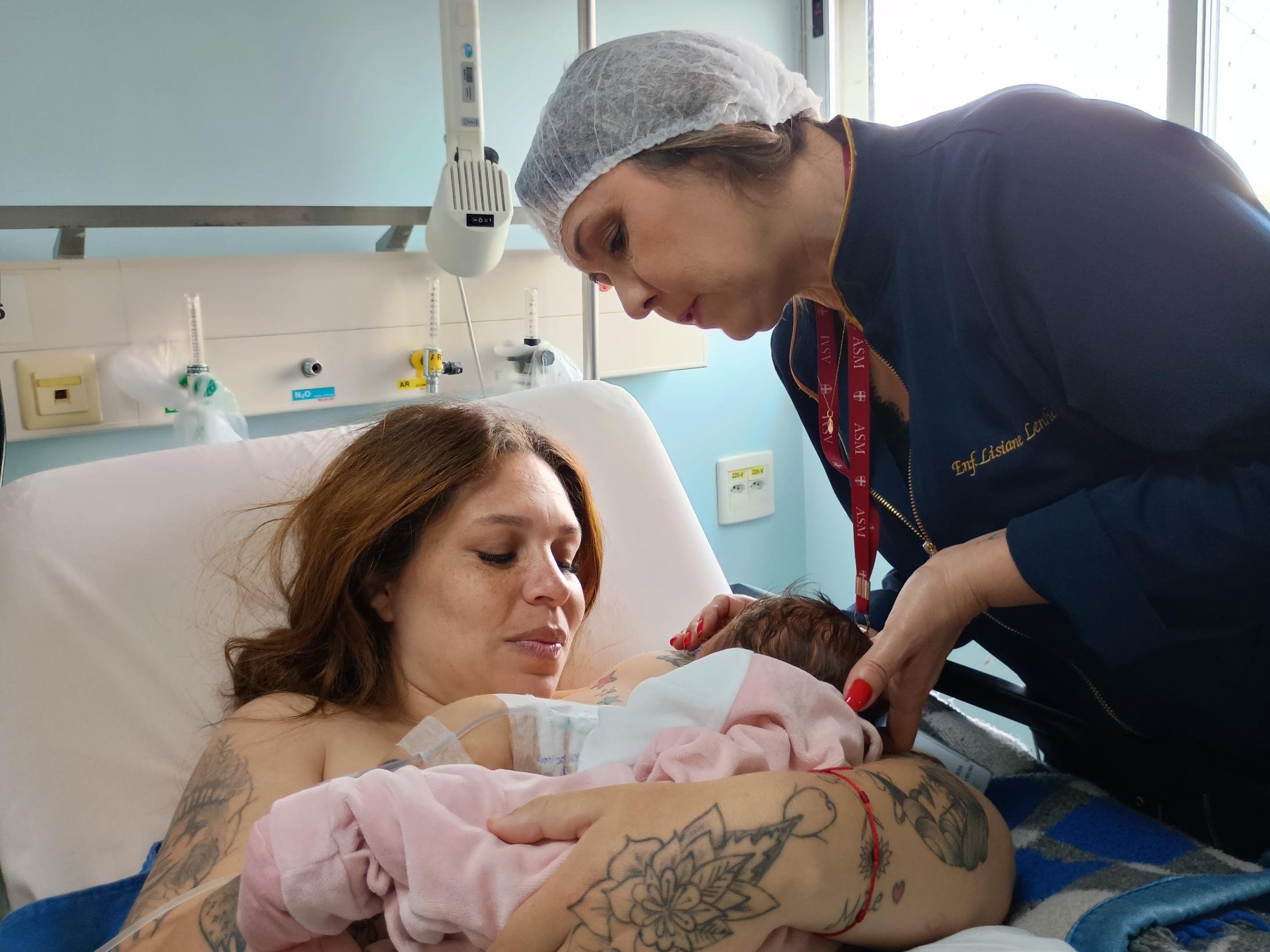 Emelin dos Santos amamenta a rec&eacute;m-nascida Cec&iacute;lia, com 3,5 quilos, na Maternidade do Hospital Universit&aacute;rio