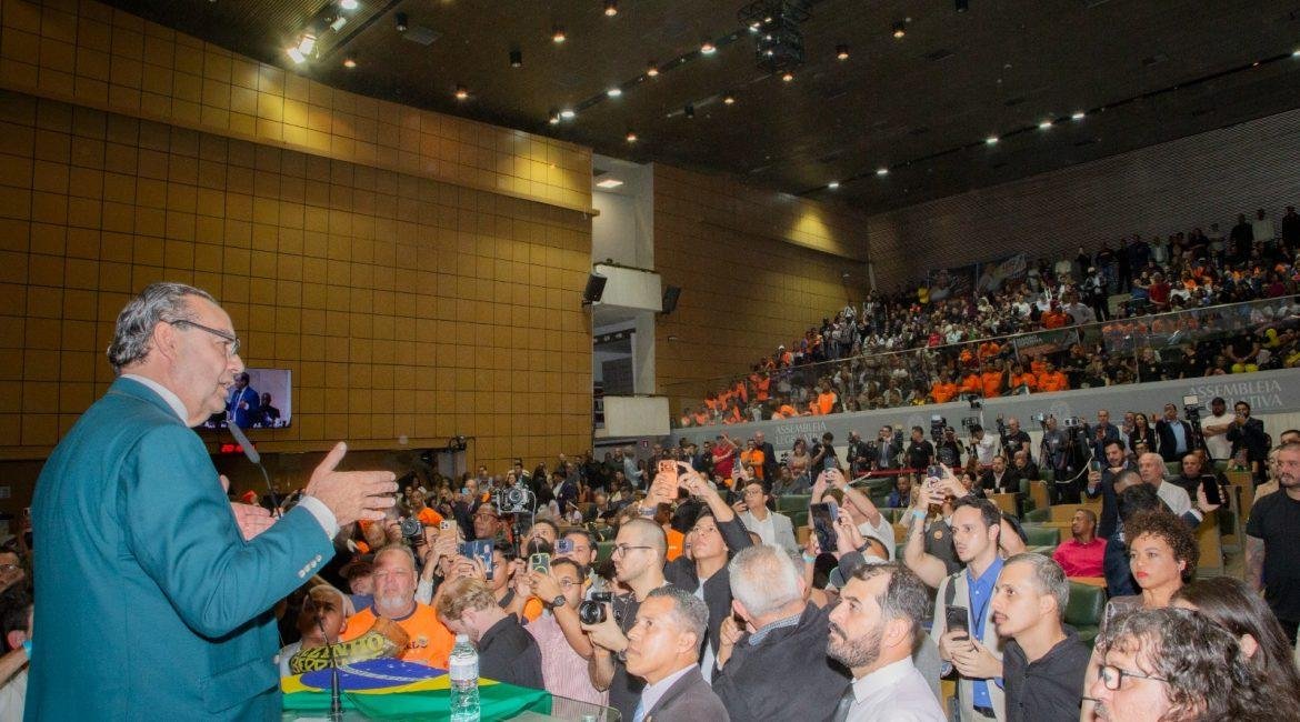 Escritor e psiquiatra detalha propostas de governo e reformas