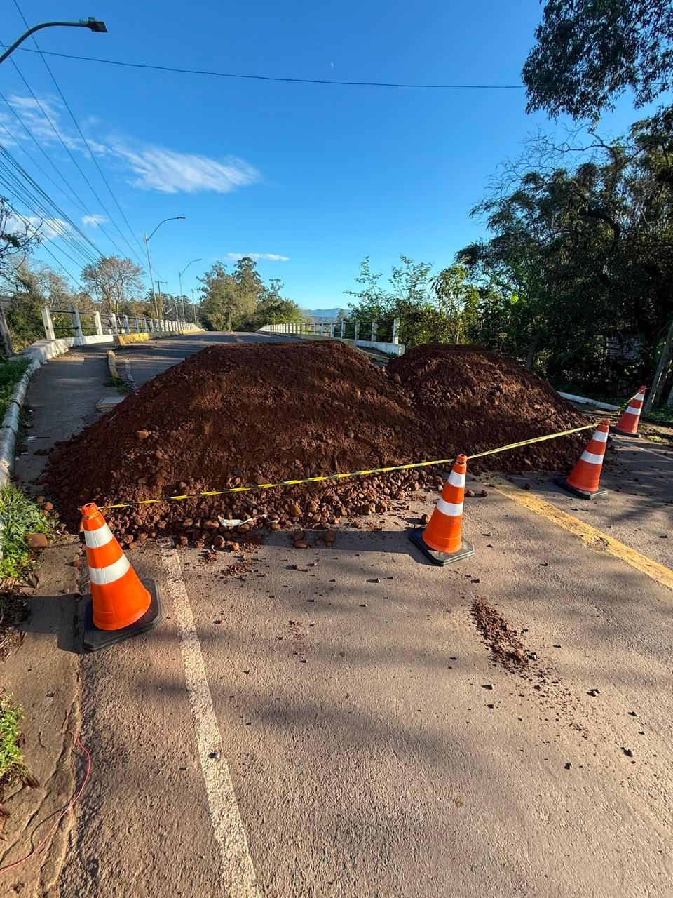 Prefeituras de Taquara e Parob&eacute; optaram por uma nova interdi&ccedil;&atilde;o, ap&oacute;s o material da cabeceira da ponte sobre o rio Paranhana ser removido pela correnteza durante as cheias