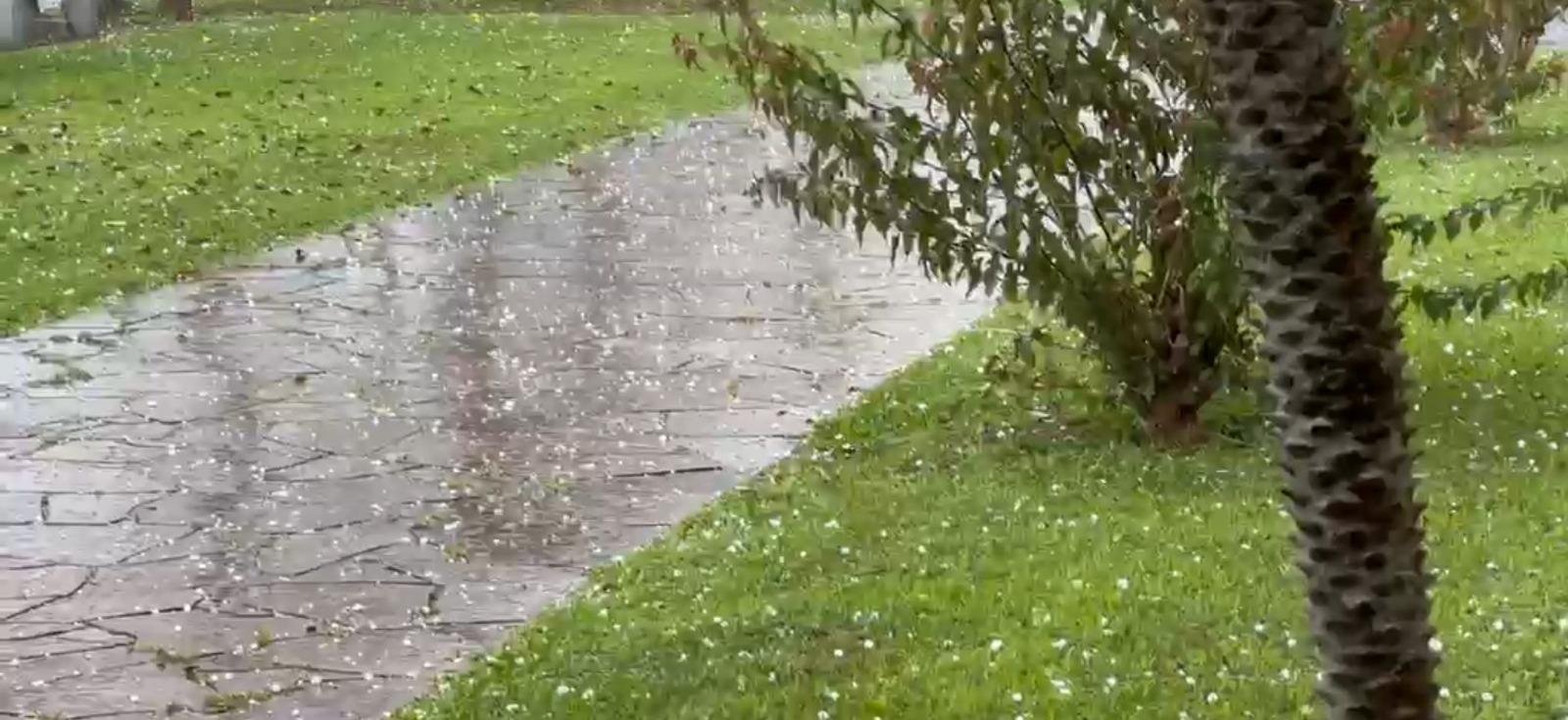 Imagens registram a queda do granizo no Centro de Bom Princ&iacute;pio, nas proximidades do centro administrativo da prefeitura