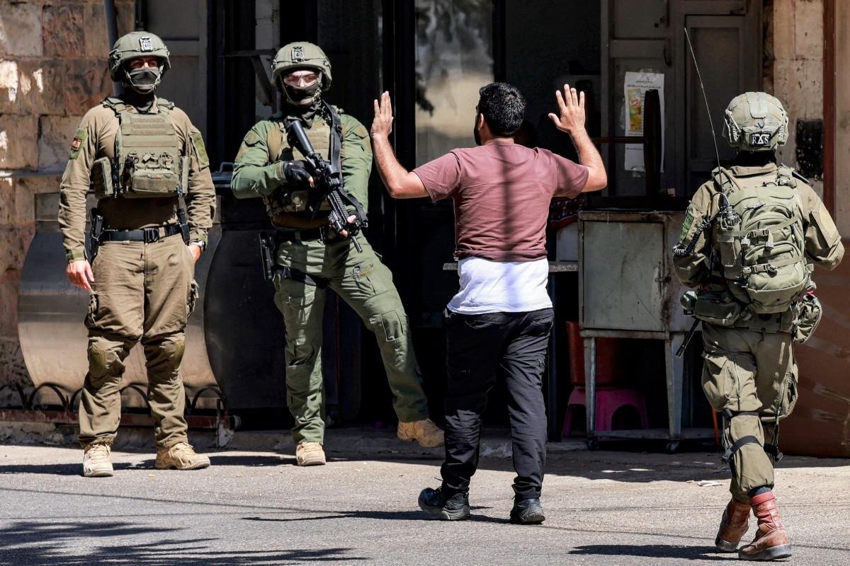 Ex&eacute;rcito israelense, que ocupa a Cisjord&acirc;nia desde 1967, confirmou que houve v&aacute;rios feridos e casas incendiadas