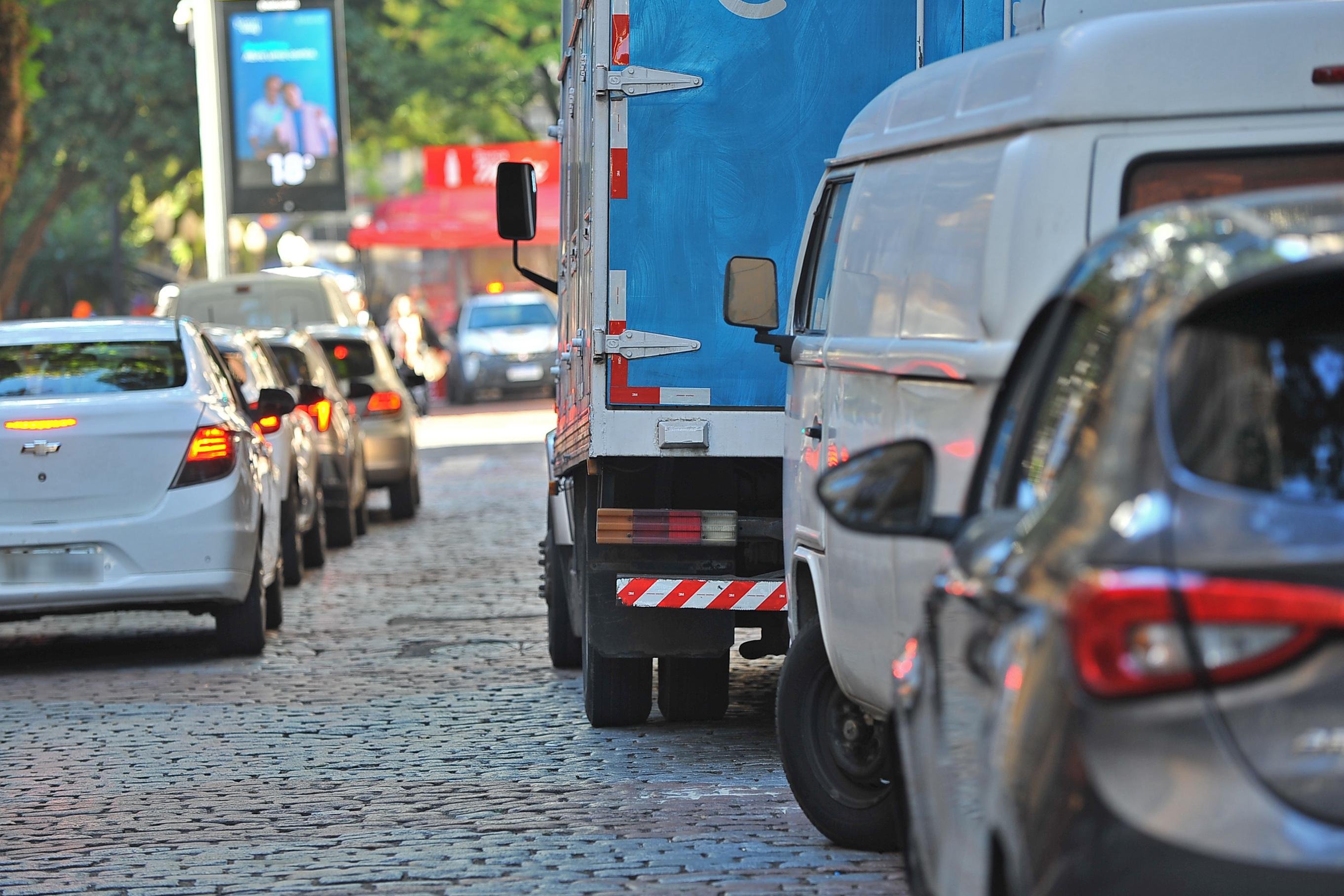 Caminh&otilde;es de carga e descarga estacionados em fila dupla t&ecirc;m provocado transtornos di&aacute;rios na rua dos Andradas