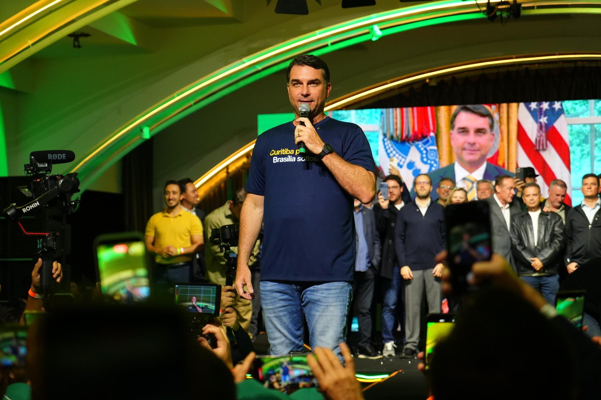 Fl&aacute;vio Bolsonaro v&ecirc; vantagem em boa rela&ccedil;&atilde;o com Congresso