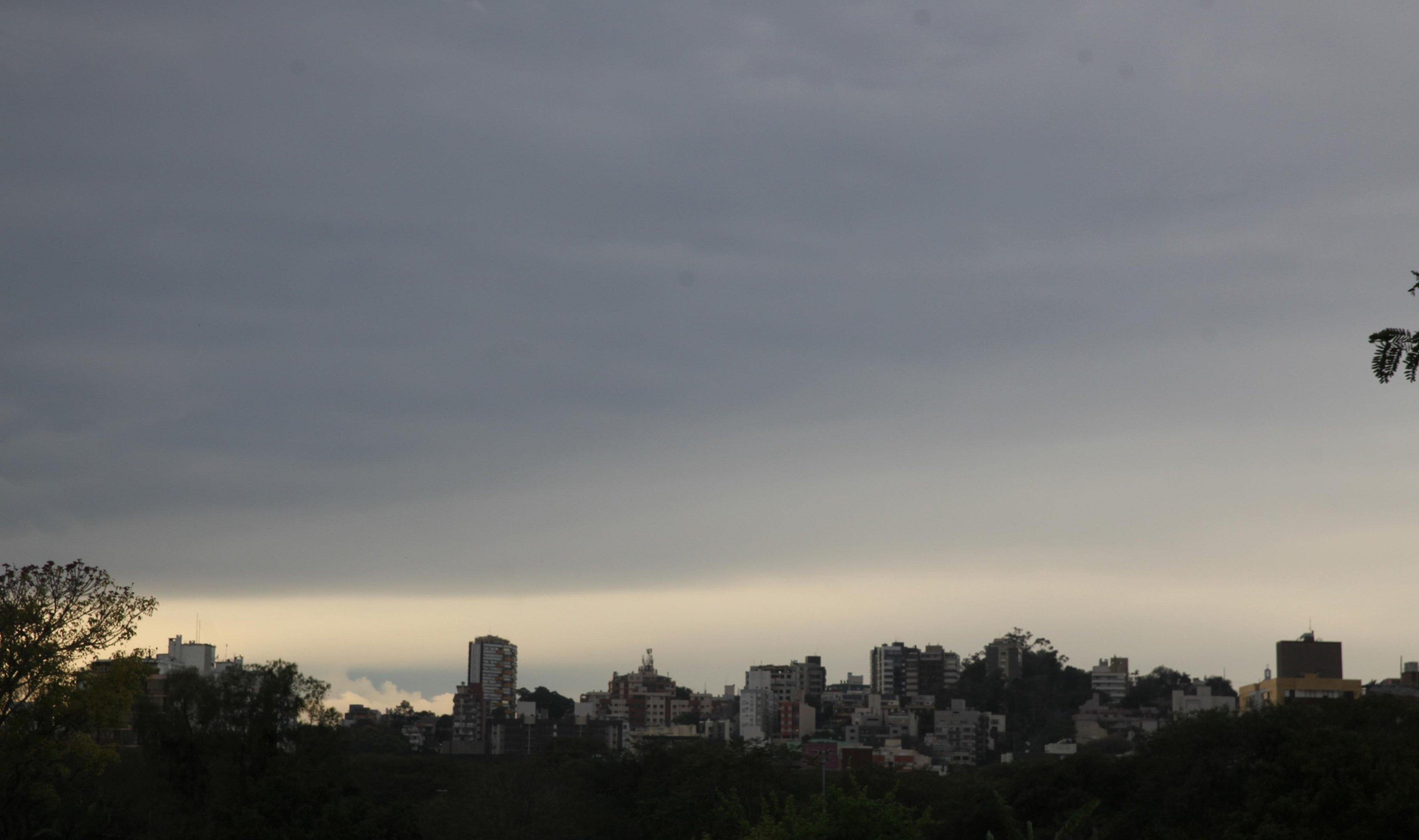 Porto Alegre tem alerta de vendaval