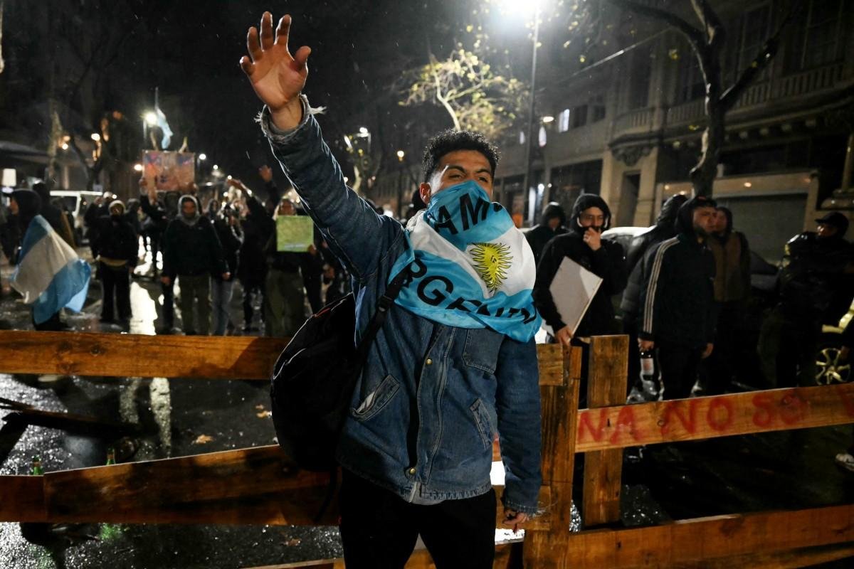 Protesto em Buenos Aires resulta em conflitos e uso de g&aacute;s lacrimog&ecirc;neo