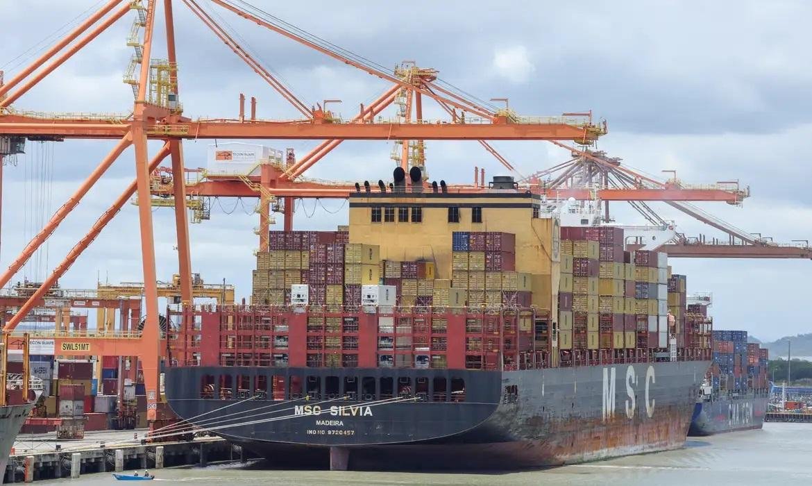 Exporta&ccedil;&otilde;es e importa&ccedil;&otilde;es cresceram no m&ecirc;s passado