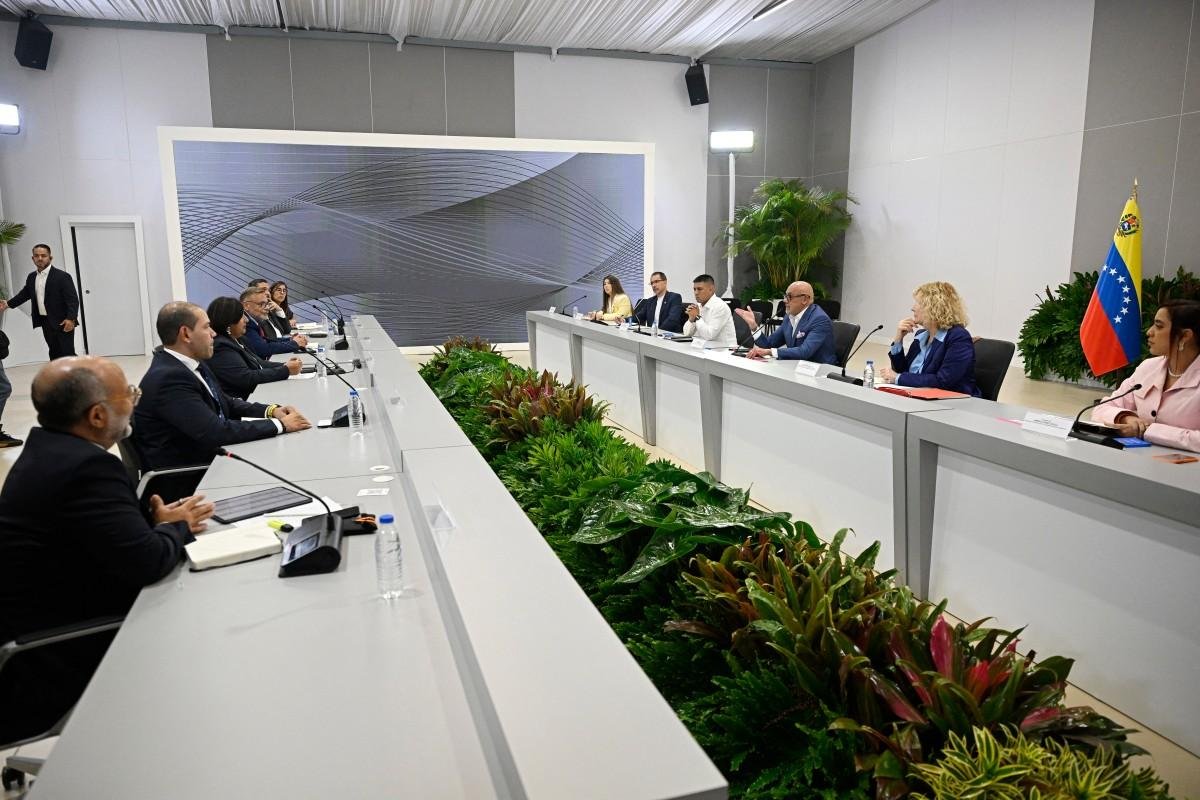 Conversas em Caracas buscam elei&ccedil;&otilde;es e a reinstitucionaliza&ccedil;&atilde;o do pa&iacute;s
