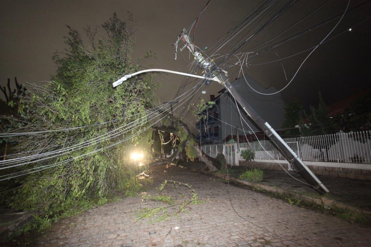 Queda de &aacute;rvore derrubou poste e deixou v&aacute;rias quadras sem luz no 4&ordm; Distrito