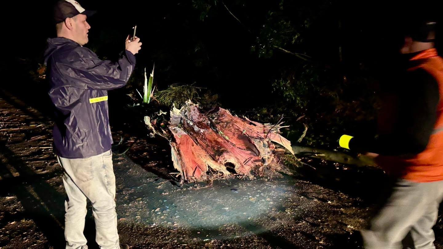 Equipes da Prefeitura de Pedro Os&oacute;rio inspecionaram na noite de quinta-feira os estragos do tornado