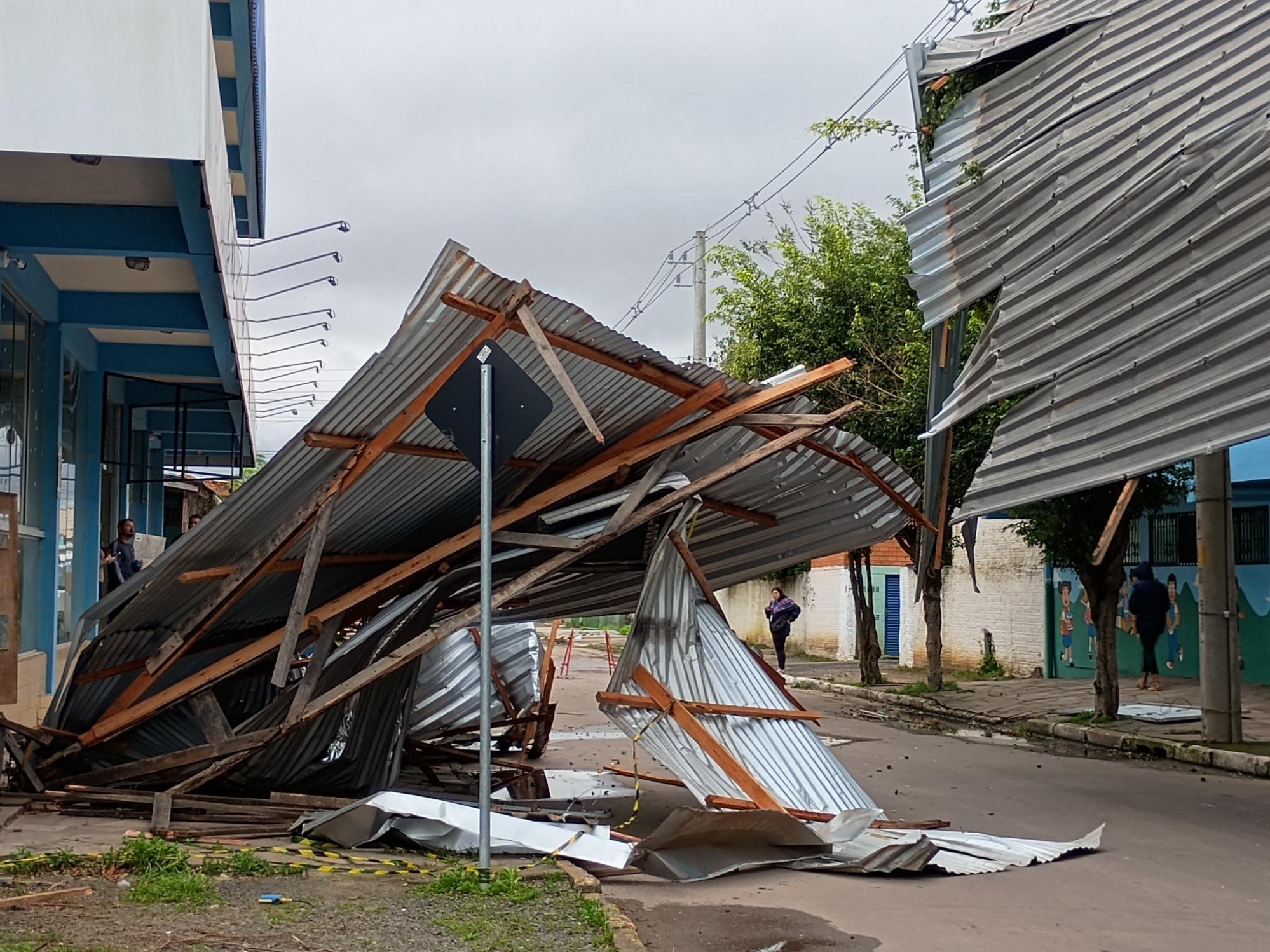 Telhado foi arrancado com a for&ccedil;a dos ventos no bairro Harmonia