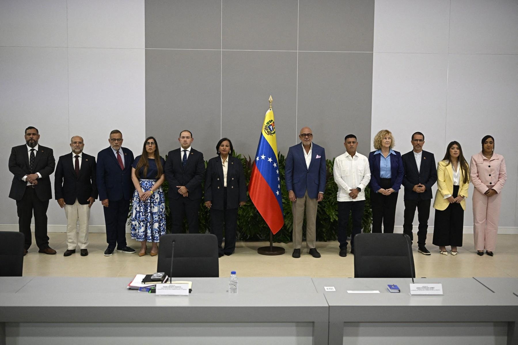 Mesa foi liderada por Jorge Rodr&iacute;guez, presidente da Assembleia Nacional e irm&atilde;o da presidente encarregada do Pa&iacute;s, e por Dinorah Figuera, l&iacute;der da bancada opositora