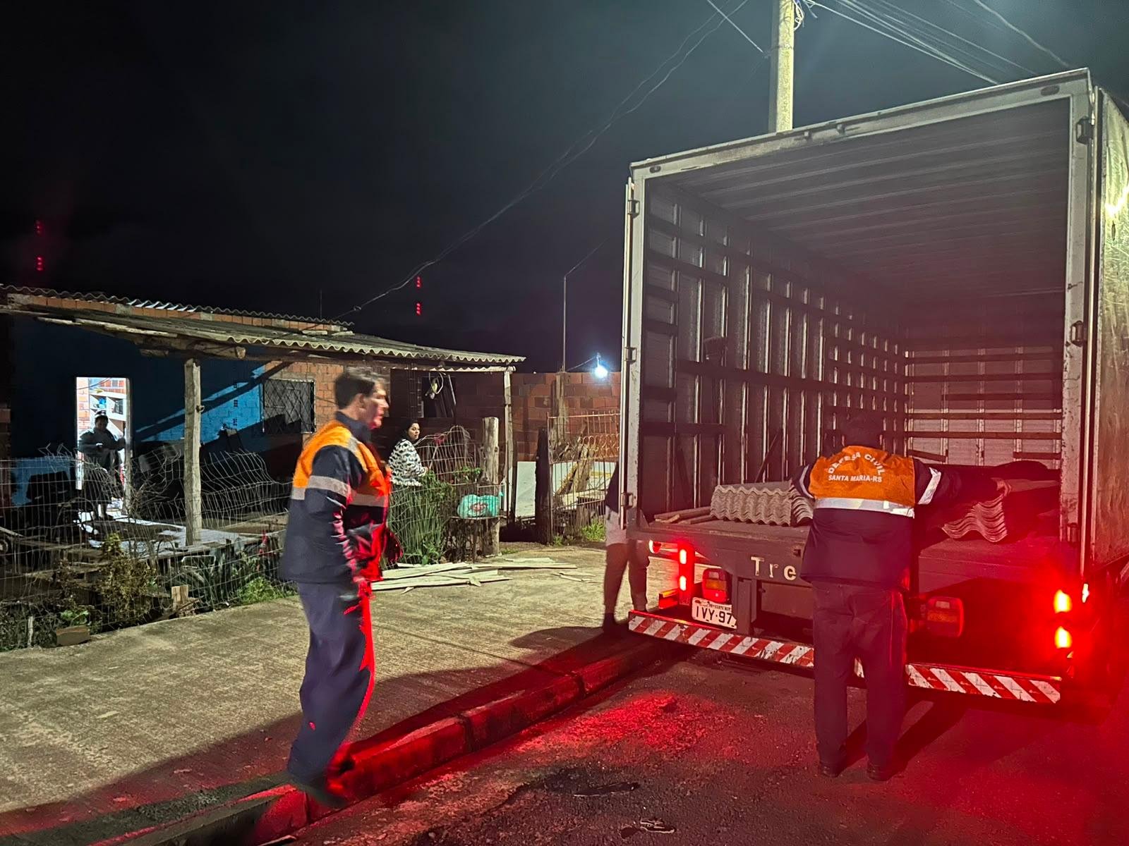 Ainda durante a noite a Defesa Civil municipal entregou telhas no bairro Camobi