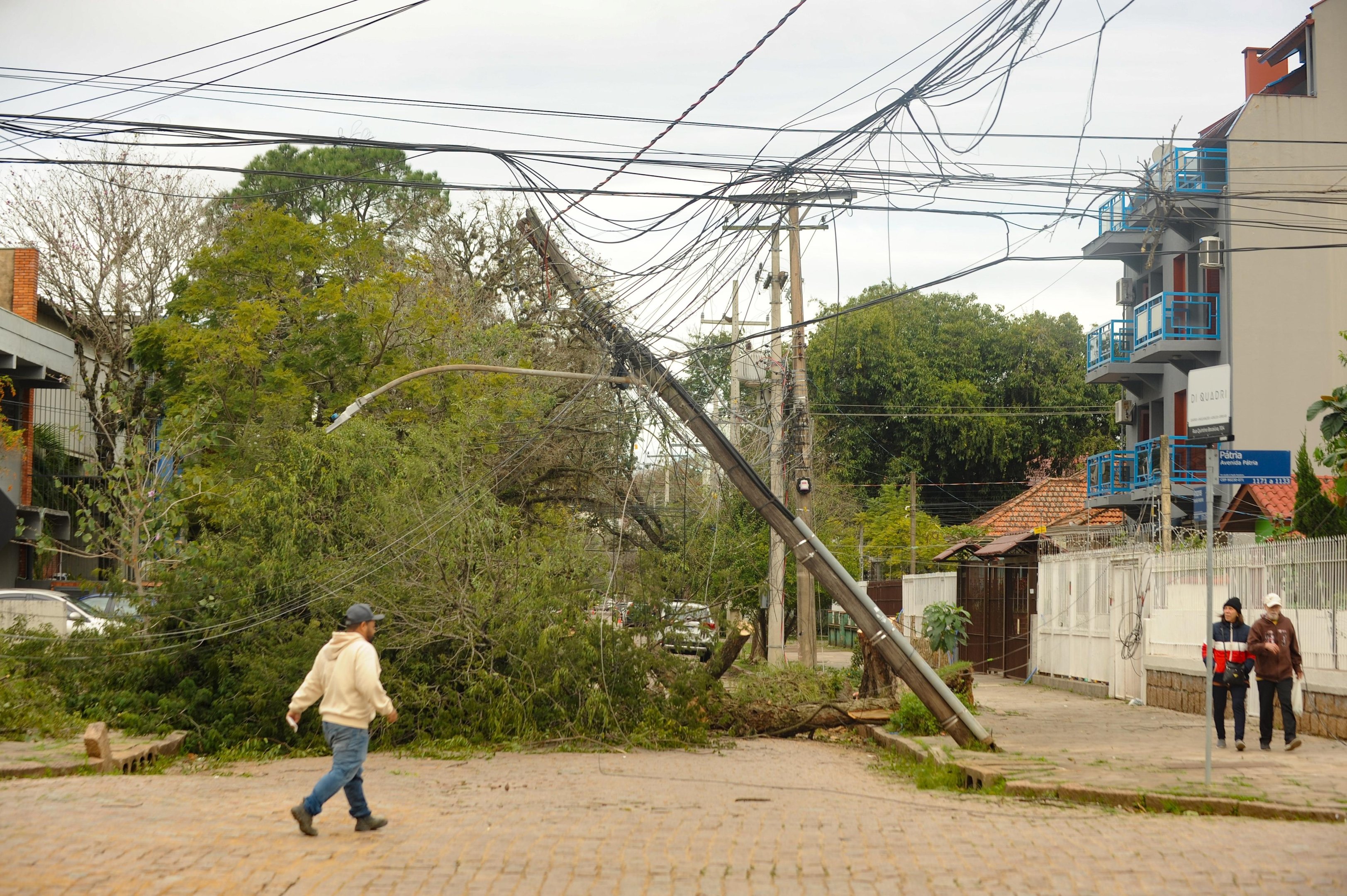 No bairro S&atilde;o Geraldo, uma &aacute;rvore caiu sobre a via e um poste est&aacute; suspenso pelos fios na Avenida Amazonas, esquina com a Avenida P&aacute;tria