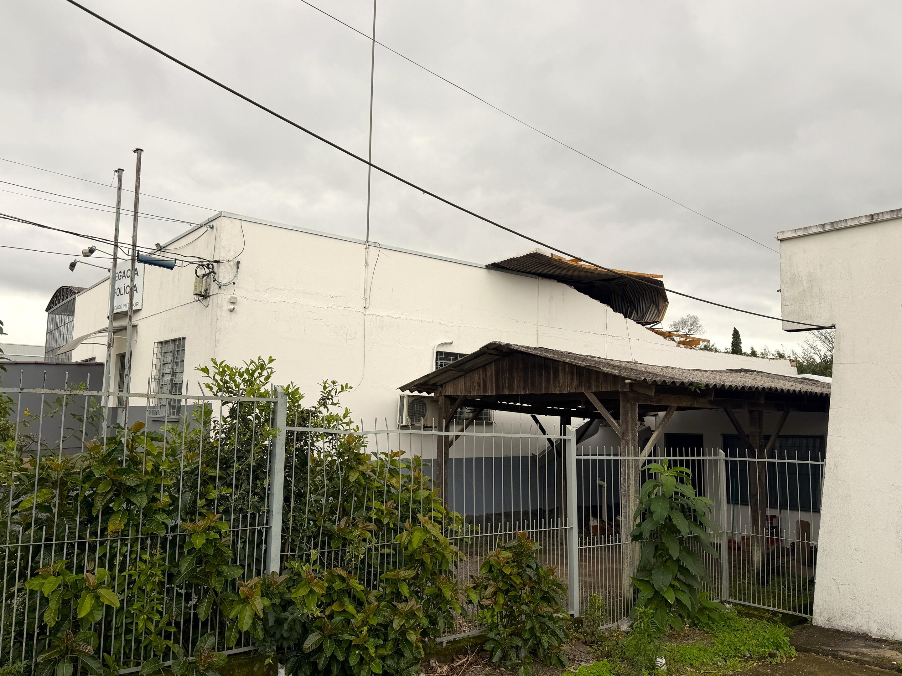 Ventos levantaram parte do telhado do pr&eacute;dio da Delegacia de Pol&iacute;cia
