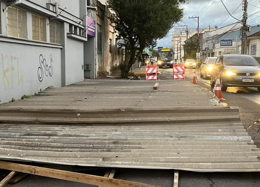 Defesa Civil de S&atilde;o Leopoldo atendeu 74 solicita&ccedil;&otilde;es para o fornecimento de lonas em raz&atilde;o de danos em resid&ecirc;ncias