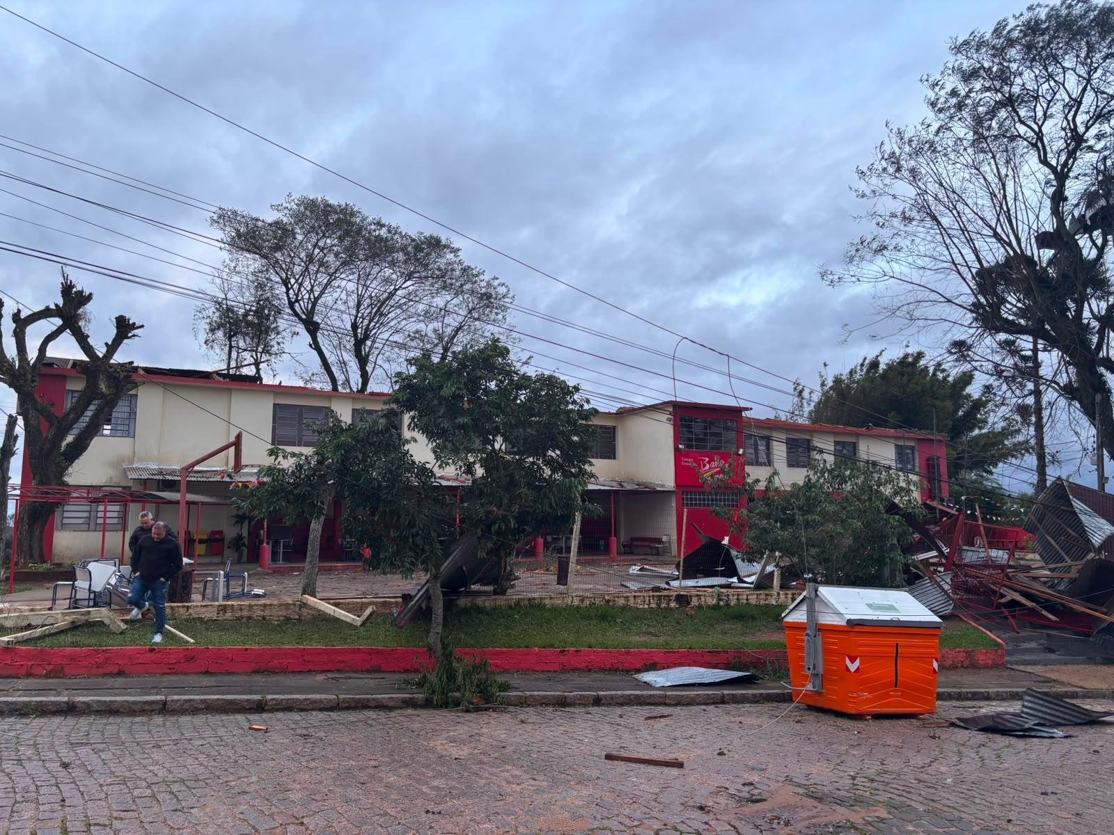 Escola Estadual Barro Vermelho, no bairro Ramirez Galv&atilde;o, teve parte do telhado arrancado pela for&ccedil;a do vento