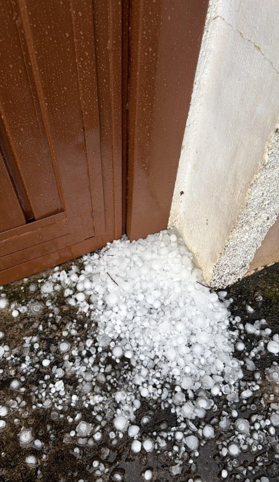 A tempestade de granizo provocou ac&uacute;mulo de gelo em alguns locais