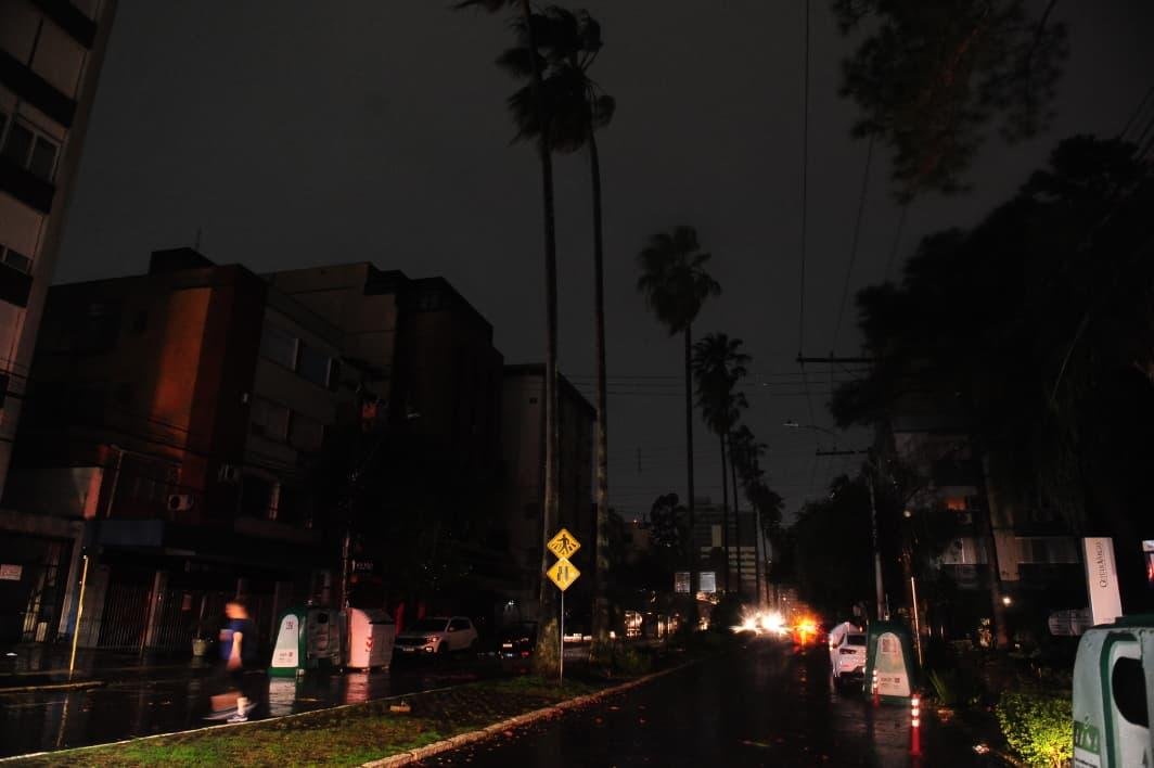 Porto Alegre &eacute; a cidade mais afetada com mais de 24 mil sem luz