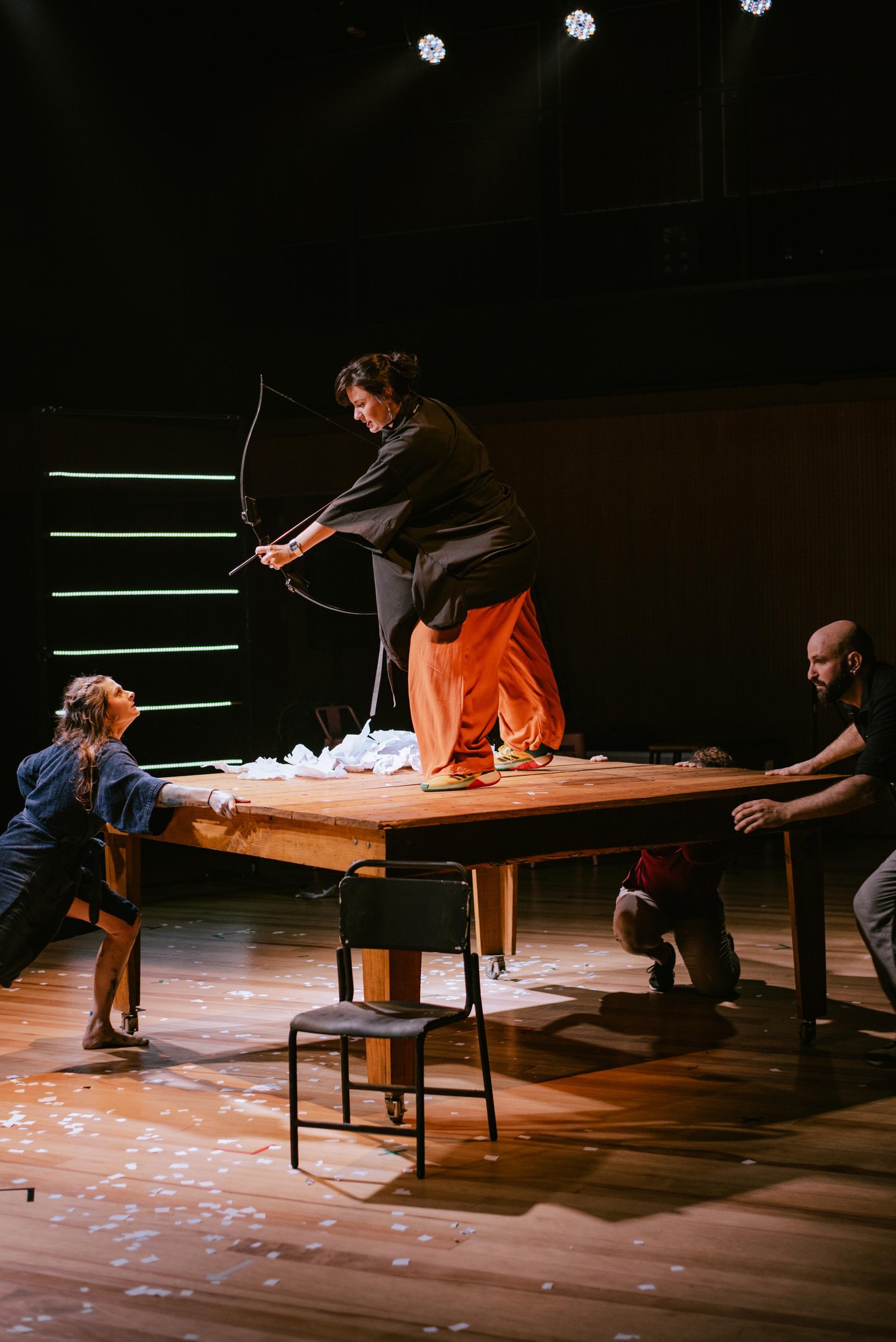 "dispositivo-gaivota [estilha&ccedil;os]", do Coletivo Err&aacute;tica est&aacute; em cartaz nos dias 14 e 15 de agosto, &agrave;s 19h, no Teatro Gl&ecirc;nio Peres