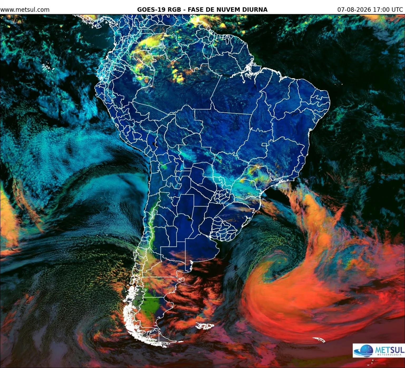 Imagem do sat&eacute;lite meteorol&oacute;gico GOES-19 da tarde desta sexta-feira mostrava o ciclone bomba no Atl&acirc;ntico Sul