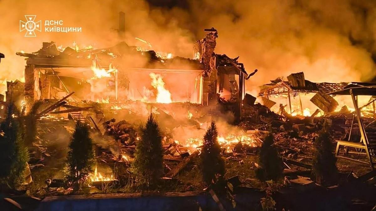 Registro de um edif&iacute;cio em chamas ap&oacute;s ataques com m&iacute;sseis bal&iacute;sticos russos na regi&atilde;o de Kiev, em meio &agrave; invas&atilde;o russa da Ucr&acirc;nia