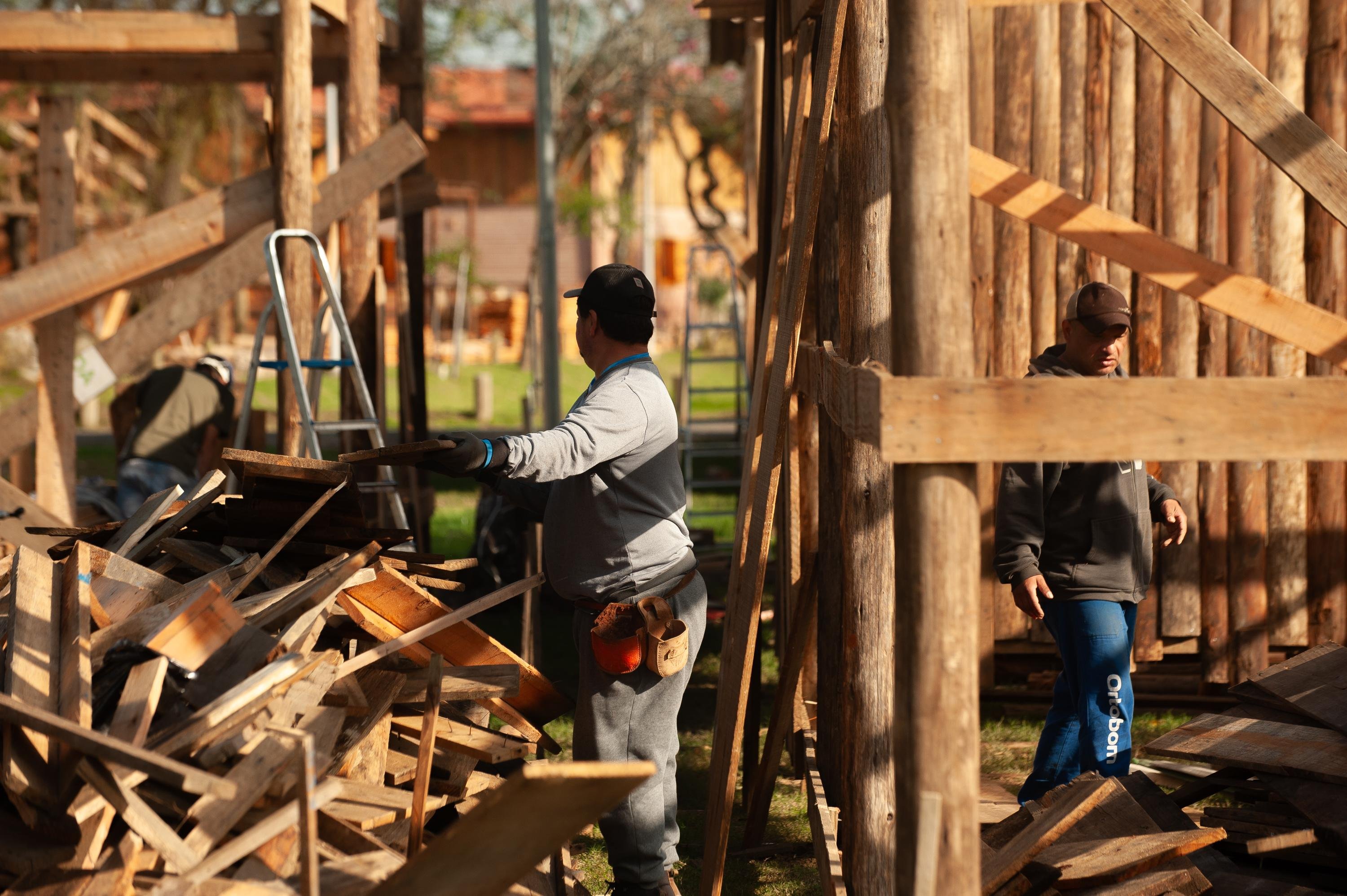 Come&ccedil;a a montagem dos piquetes dos lotes pares do acampamento farroupilha no Parque Harmonia