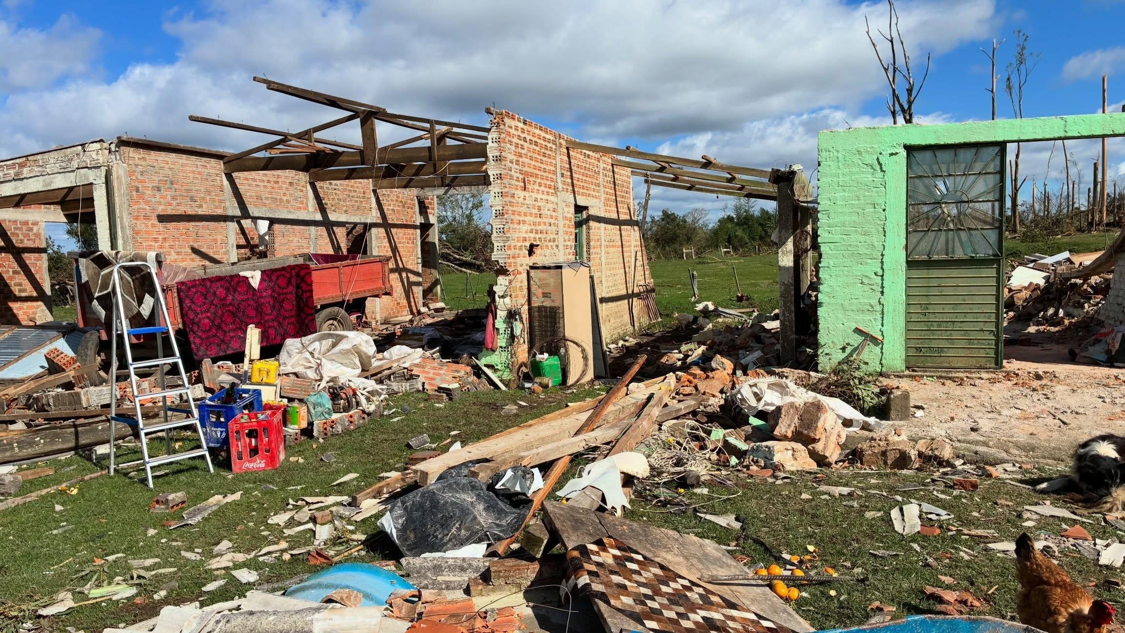 Tornado afetou 150 fam&iacute;lias e causou danos em dez propriedades no munic&iacute;pio do Sul do RS