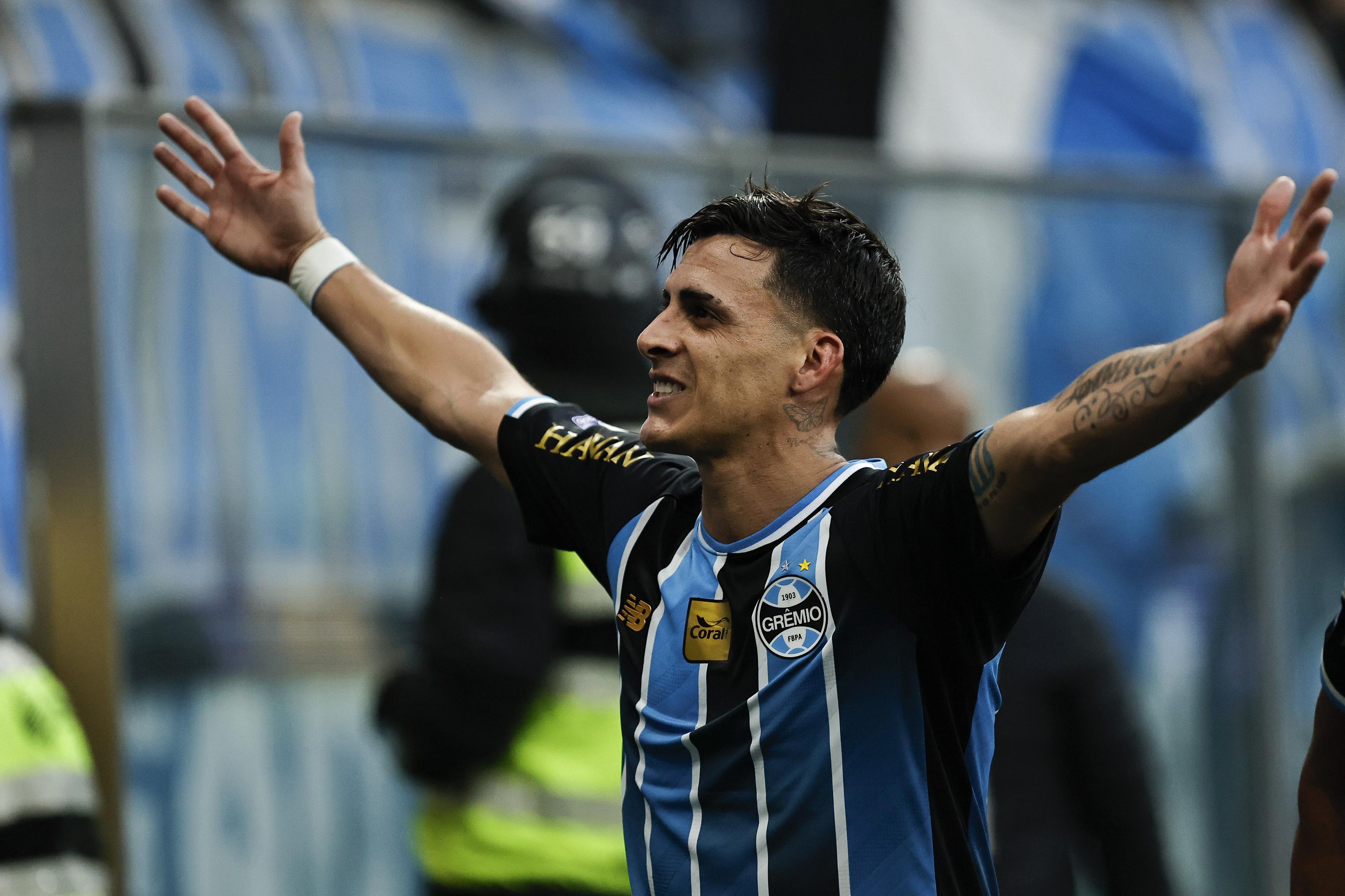 Pav&oacute;n marcou de falta para garantir a vit&oacute;ria do Tricolor