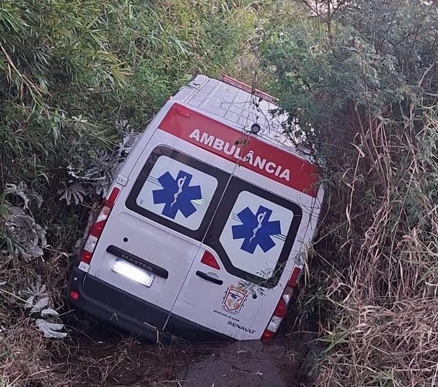 Quatro ocupantes da ambul&acirc;ncia ficaram feridos no acidente