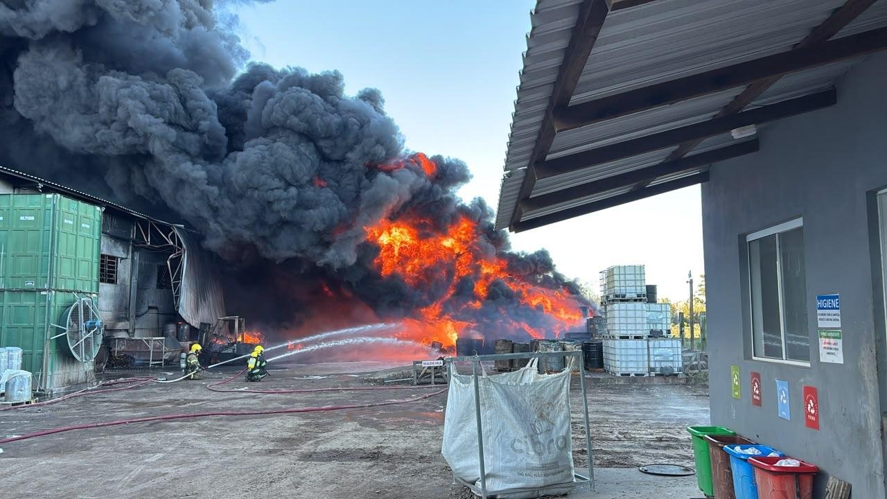Cerca de 20 bombeiros e profissionais da empresa atuaram no combate ao inc&ecirc;ndio