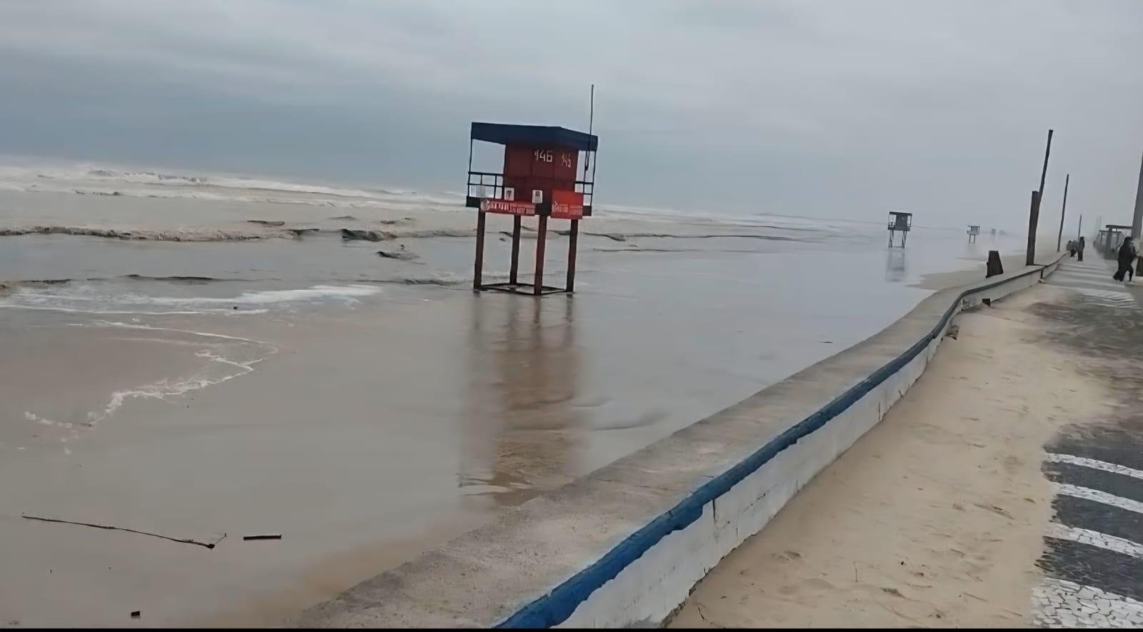 Em Tramanda&iacute;, o mar passou da guarita dos guarda-vidas, mas n&atilde;o provocou danos