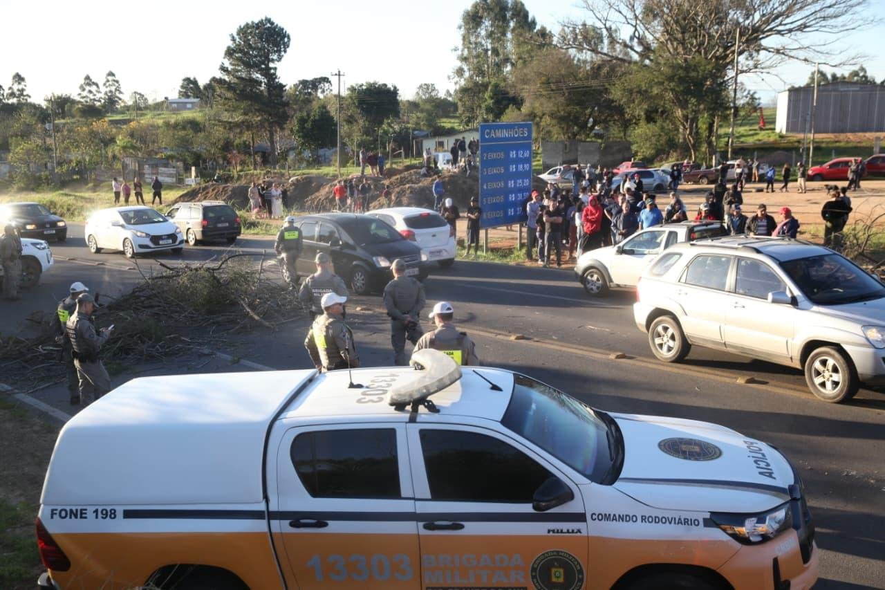 Moradores protestam contra a falta de luz em Viam&atilde;o