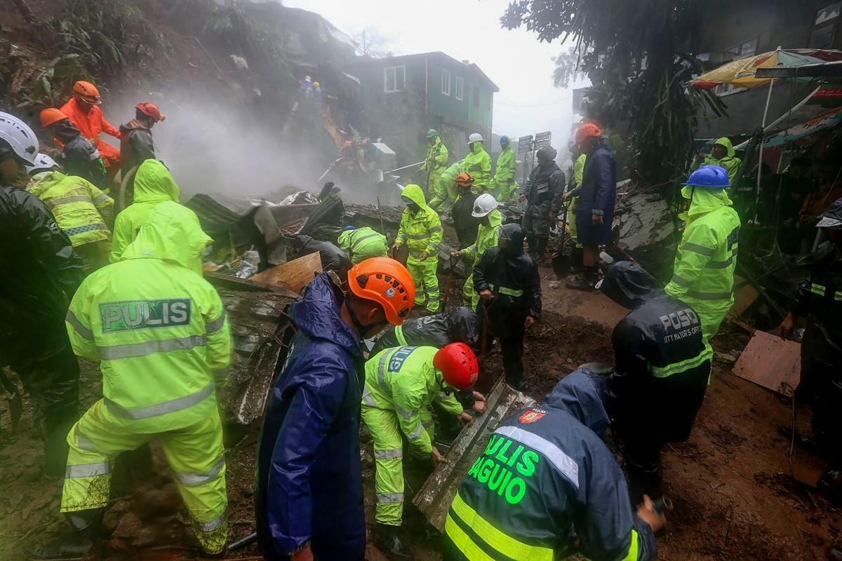 Quatro pessoas morreram na cidade montanhosa de Baguio, ap&oacute;s o deslizamento de terra que atingiu v&aacute;rias casa