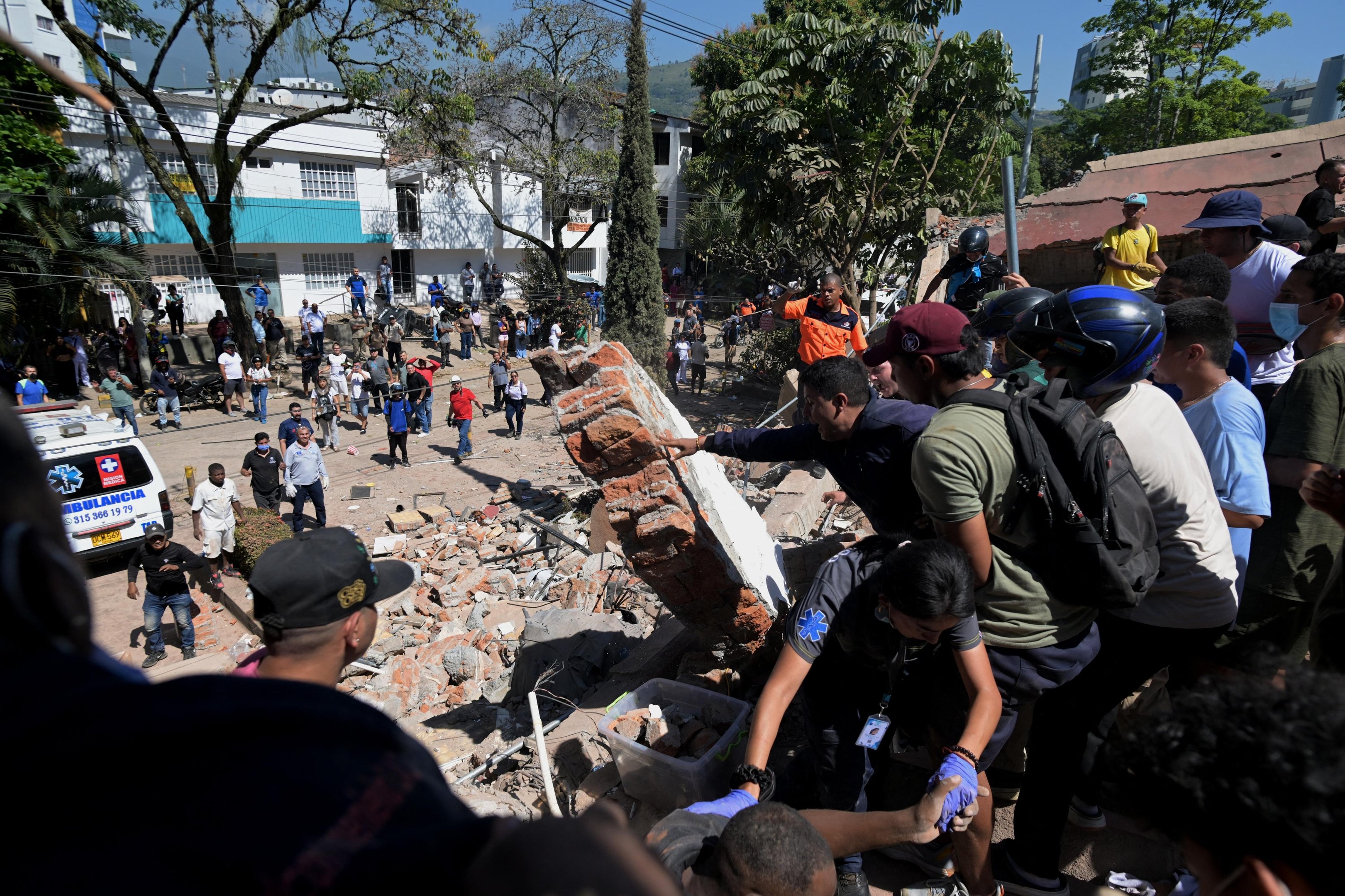 Prefeito de Cali relata 20 estruturas colapsadas e pessoas presas ap&oacute;s forte terremoto na Col&ocirc;mbia