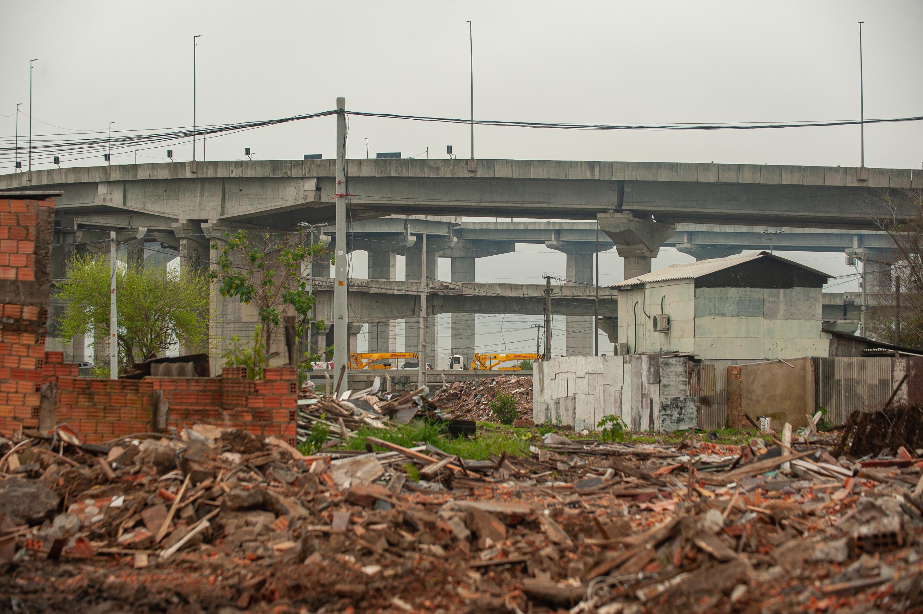 Obras nas al&ccedil;as da nova ponte do Gua&iacute;ba ainda esperam demoli&ccedil;&atilde;o dos &uacute;ltimos im&oacute;veis para come&ccedil;arem