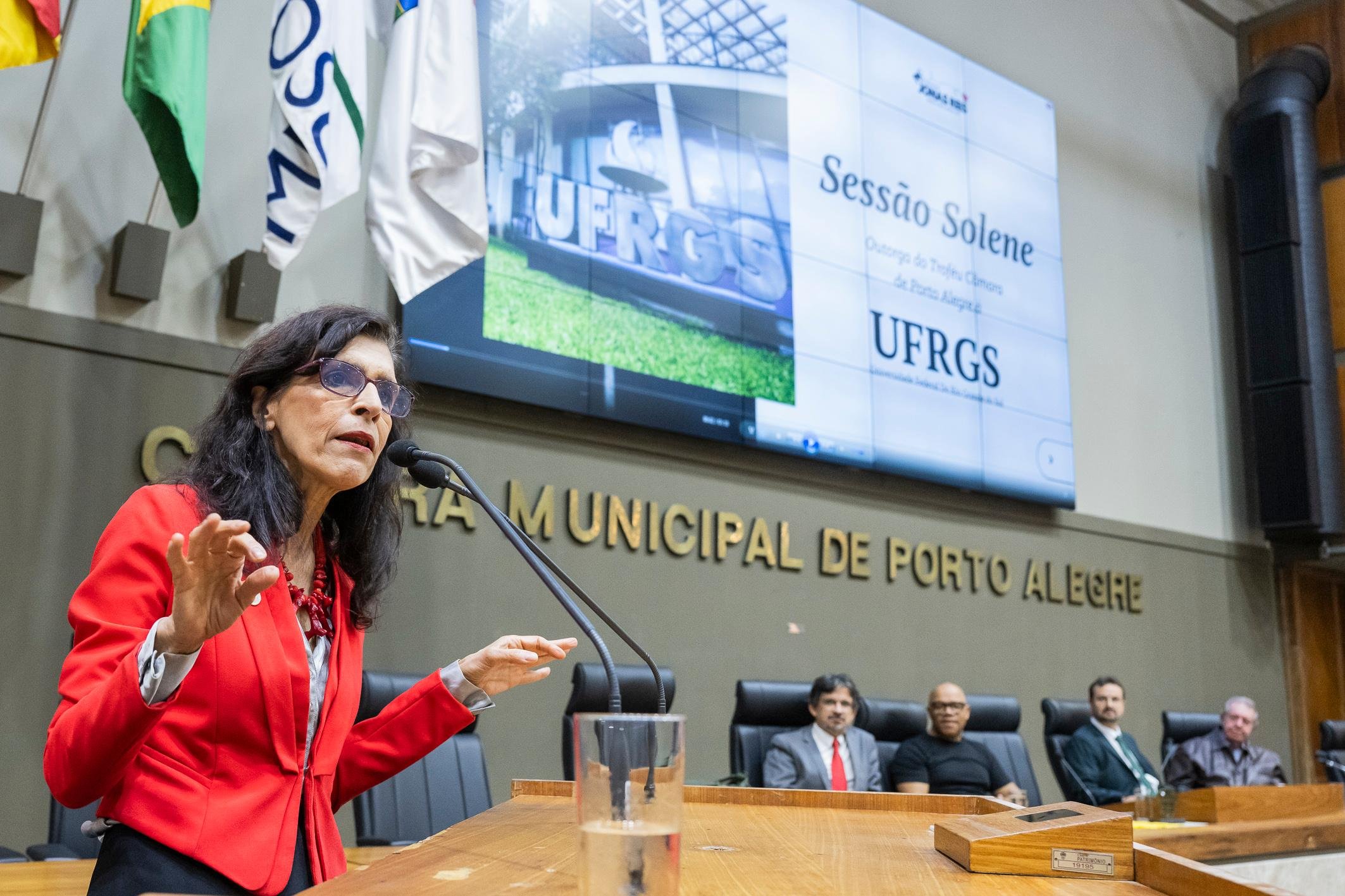 Trof&eacute;u destaca papel da institui&ccedil;&atilde;o na produ&ccedil;&atilde;o de conhecimento e na forma&ccedil;&atilde;o cidad&atilde;