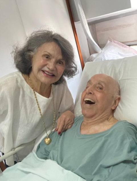 Segundo Rosamaria, Mauro passou recentemente por uma interna&ccedil;&atilde;o ap&oacute;s apresentar um quadro de cistite