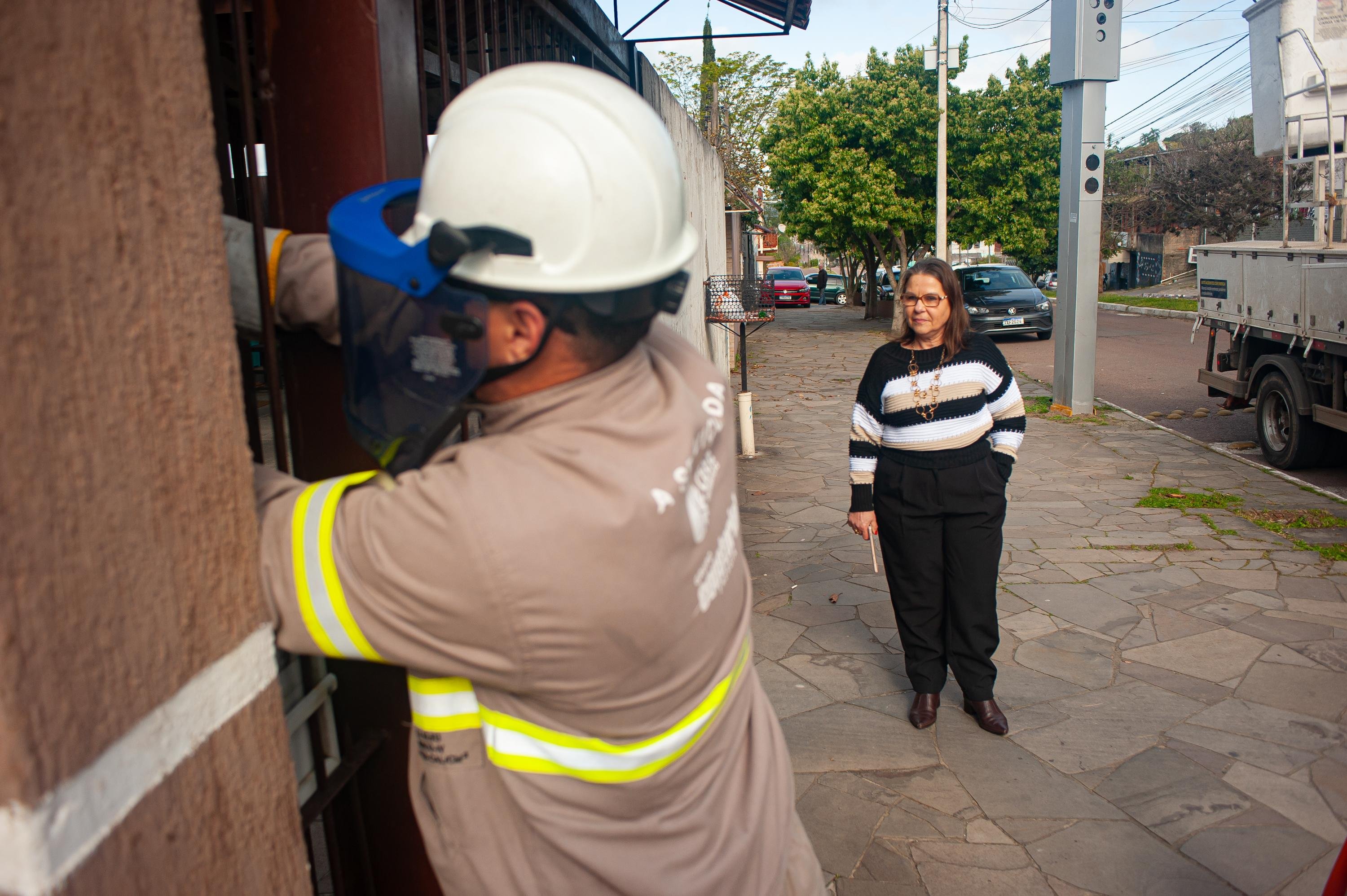 Ivone Palaver, moradora do bairro Aparecida, em Viam&atilde;o, aguarda ansiosa pela religa&ccedil;&atilde;o da energia el&eacute;trica nas casas de sua fam&iacute;lia