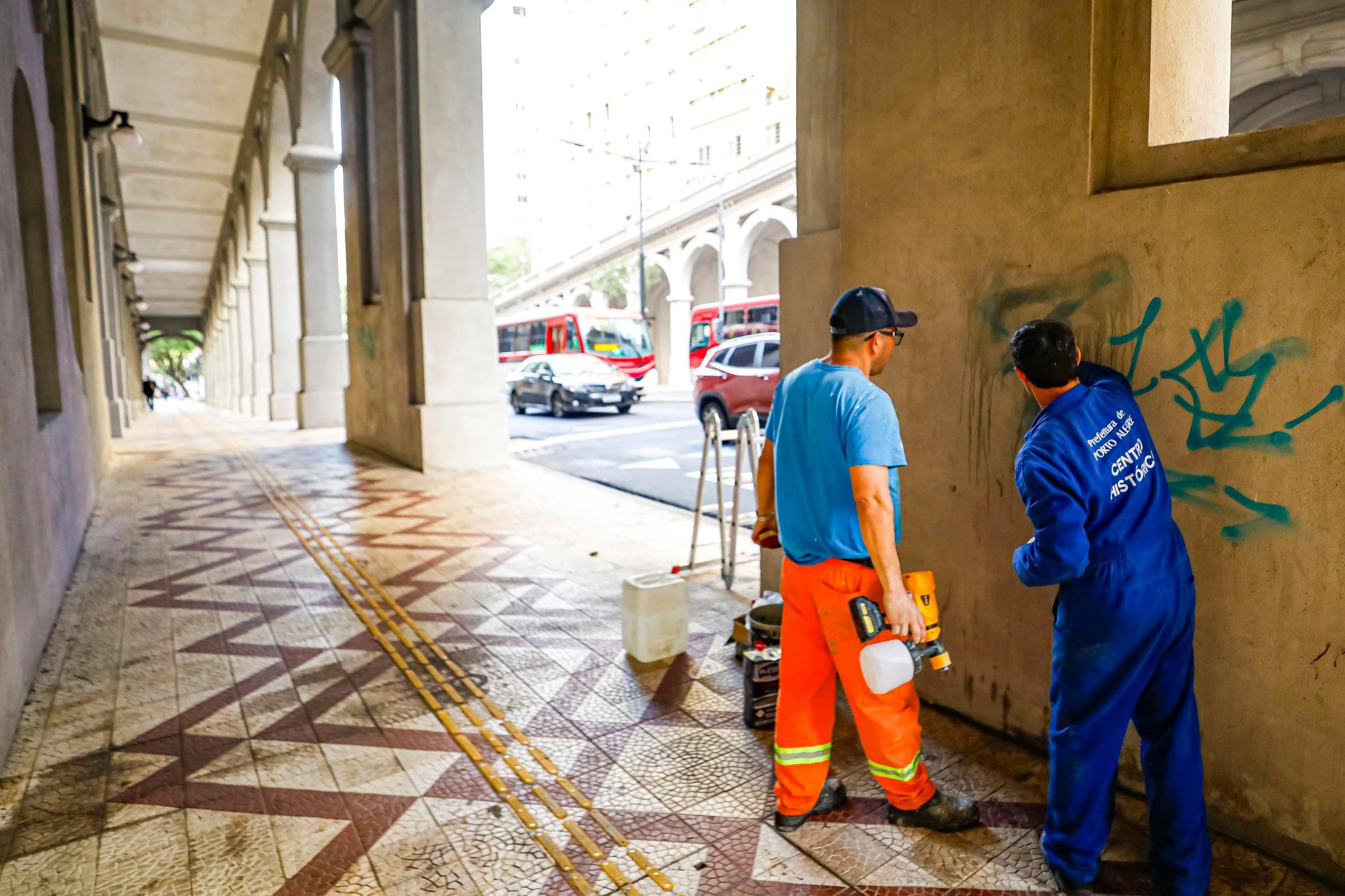 Remo&ccedil;&atilde;o foi realizada com hidrojateamento e produtos espec&iacute;ficos para limpeza do revestimento utilizado na restaura&ccedil;&atilde;o do local