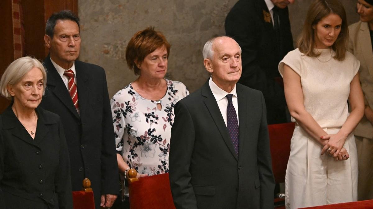 Andras Baka recebeu 140 votos favor no Parlamento
