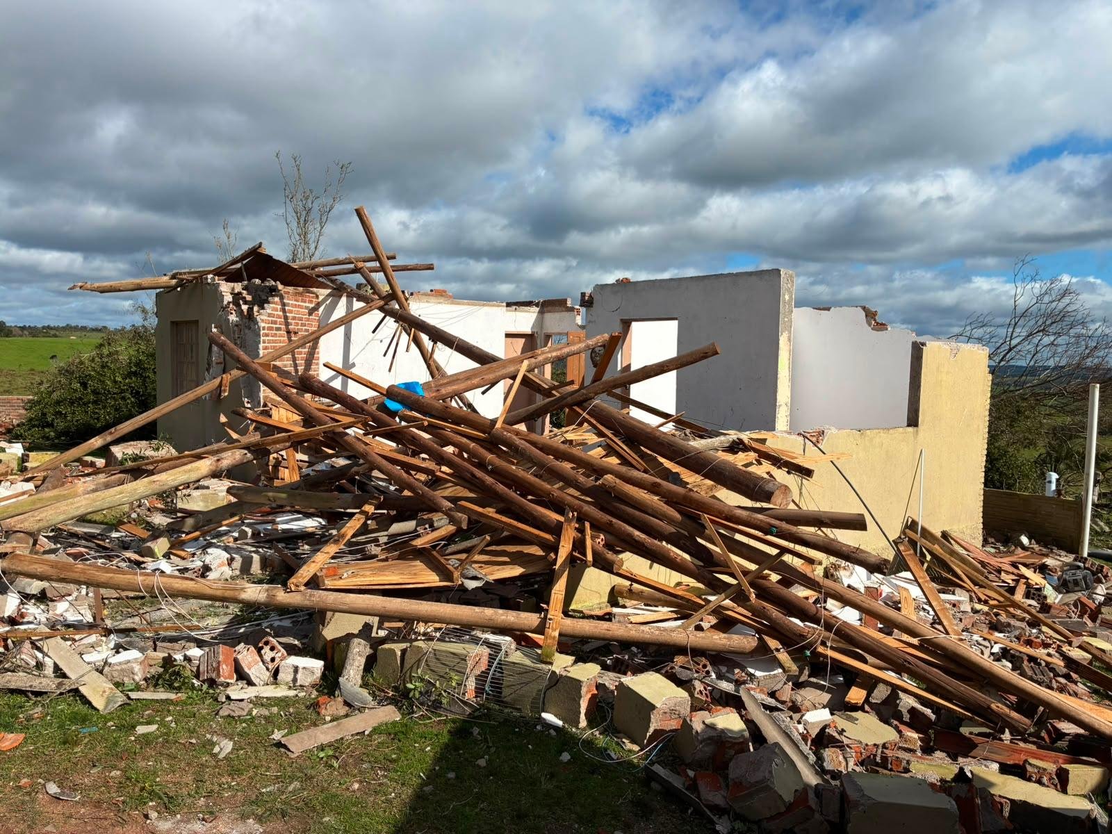 Em Matarazzo, tr&ecirc;s casas ficaram totalmente destru&iacute;das ap&oacute;s a passagem do tornado