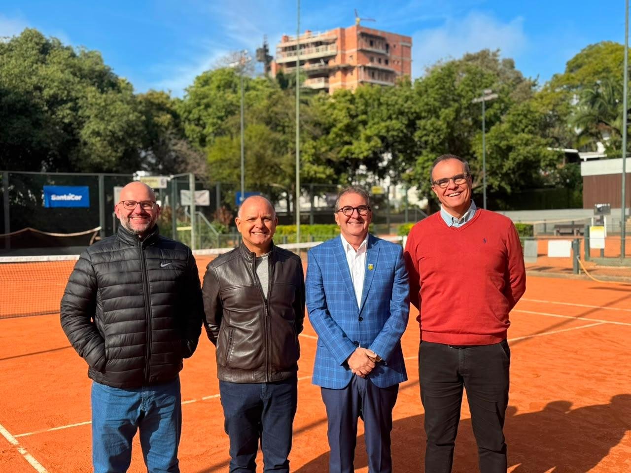 Representantes do Clube Tiro e Ca&ccedil;a e do Lajeado Open recebem o presidente da CBT (centro-direita) em Lajeado
