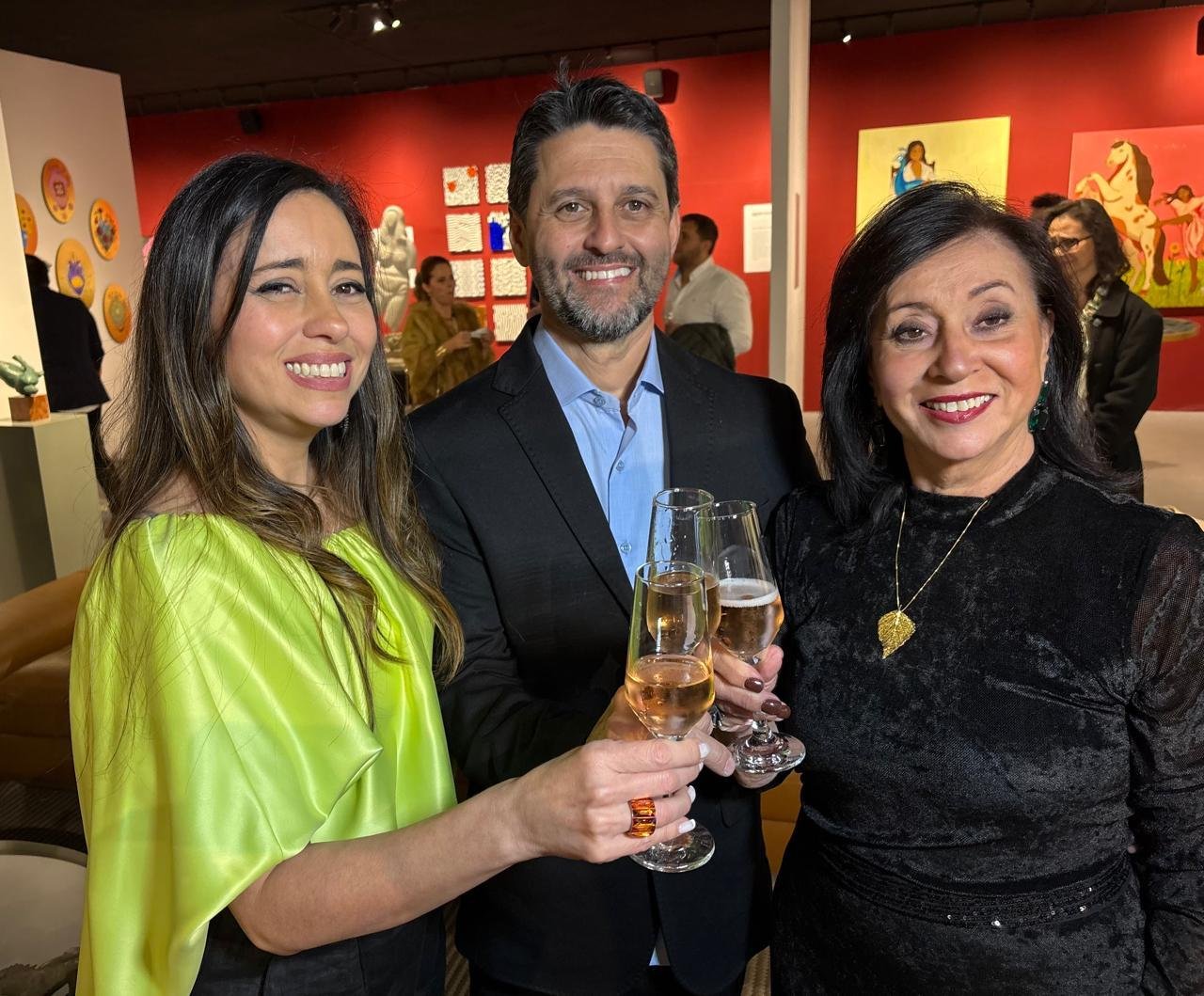 Karina e Vera Capaverde brindaram com Luciano Motta (C) o sucesso da nova edi&ccedil;&atilde;o da Casacor-RS, no antigo terminal do Aeroporto Salgado Filho