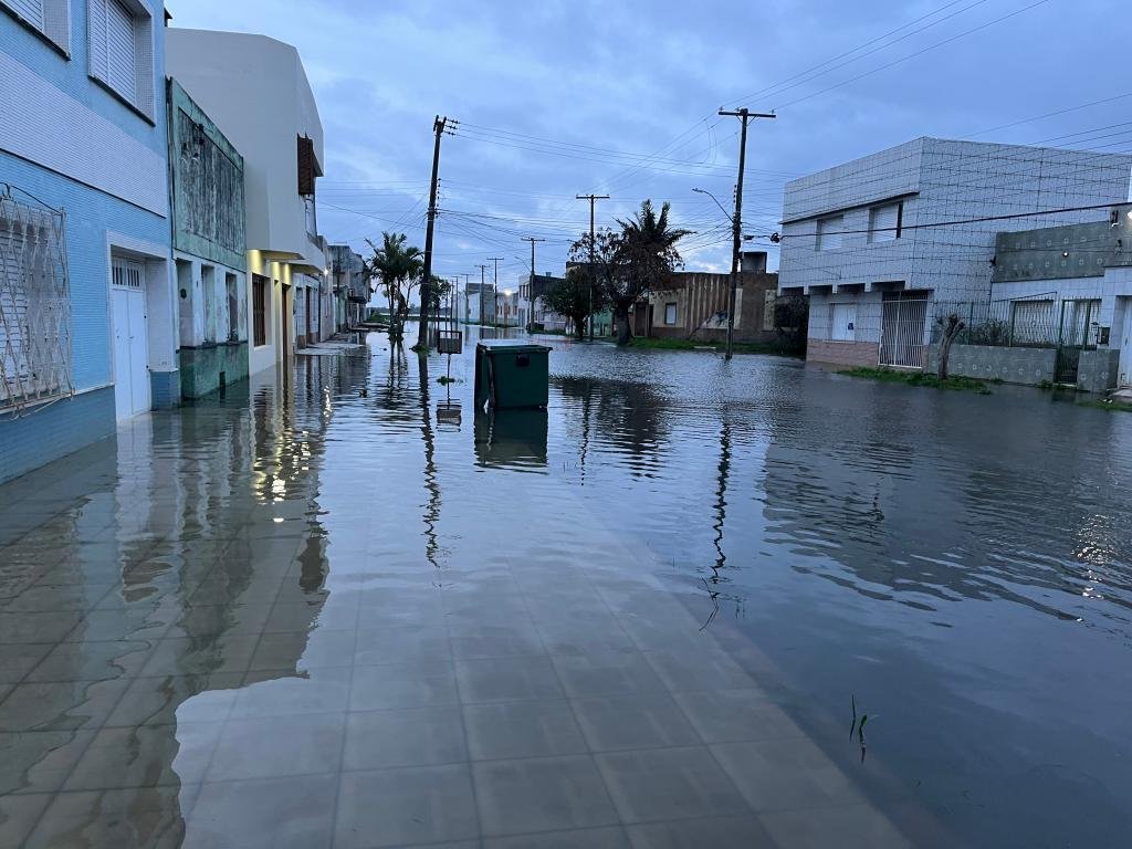 Com a cheia no final do dia, os locais pr&oacute;ximos a Lagoa registram alagamentos