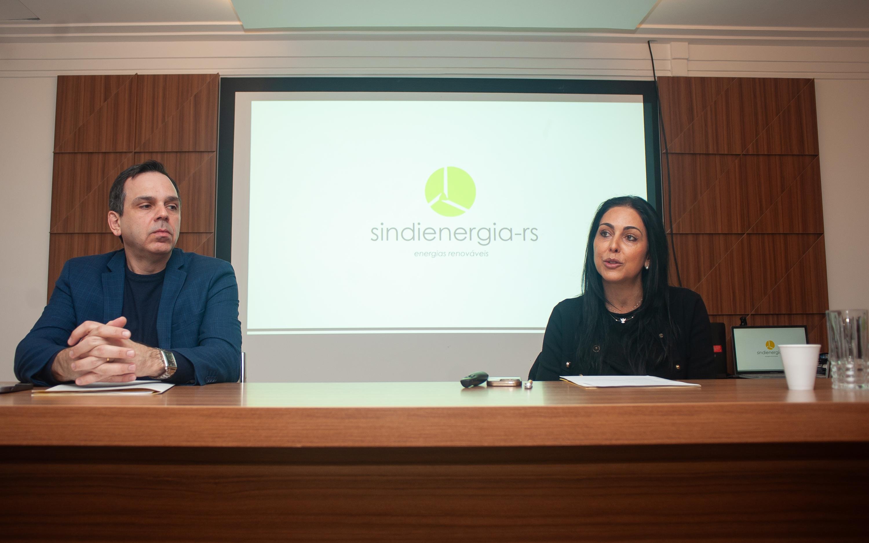 Daniela Cardeal e Rafael Salamoni, presidente e vice-presidente do Sindienergia-RS, respectivamente, apresentam o RS+5, documento que re&uacute;ne propostas e diretrizes do setor de energias renov&aacute;veis voltadas ao desenvolvimento energ&eacute;tico e sustent&aacute;vel do RS