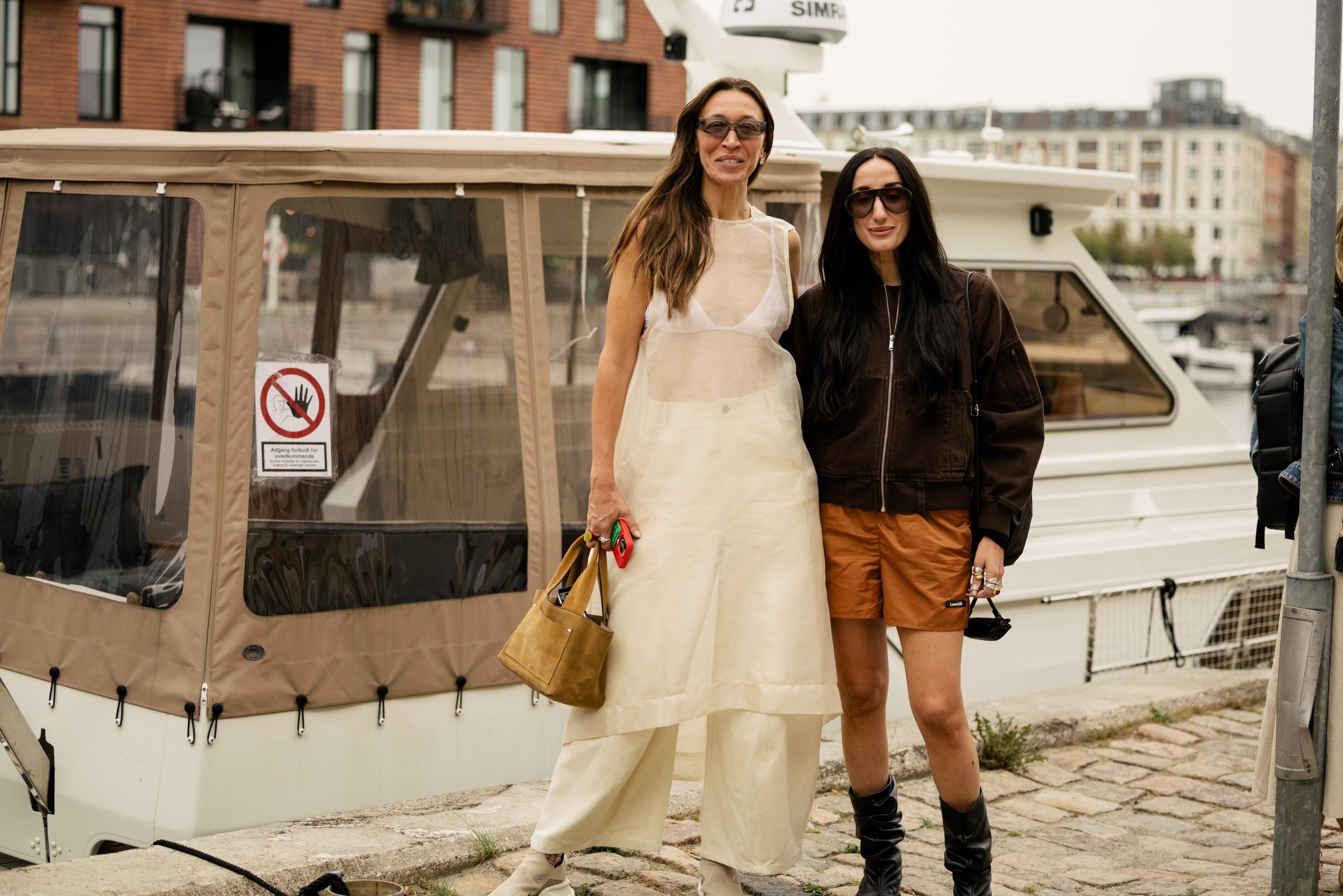 Entre tons claros e terrosos, transpar&ecirc;ncias, volumes amplos e pe&ccedil;as esportivas mostram como o street style de Copenhagen aposta na mistura de refer&ecirc;ncias